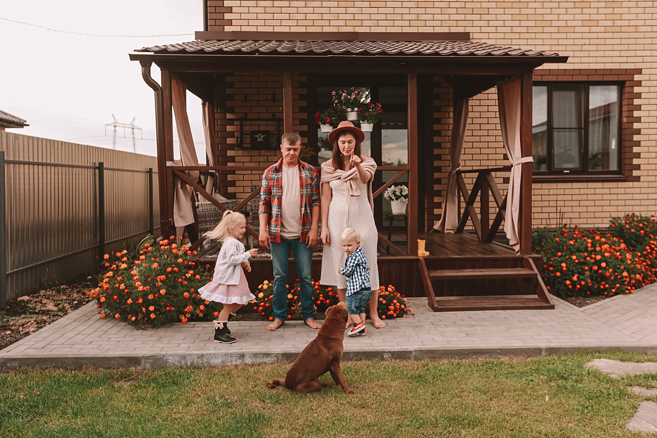 У дома. Семейный фотограф Тюмень, фотограф на роды Салмина Мария