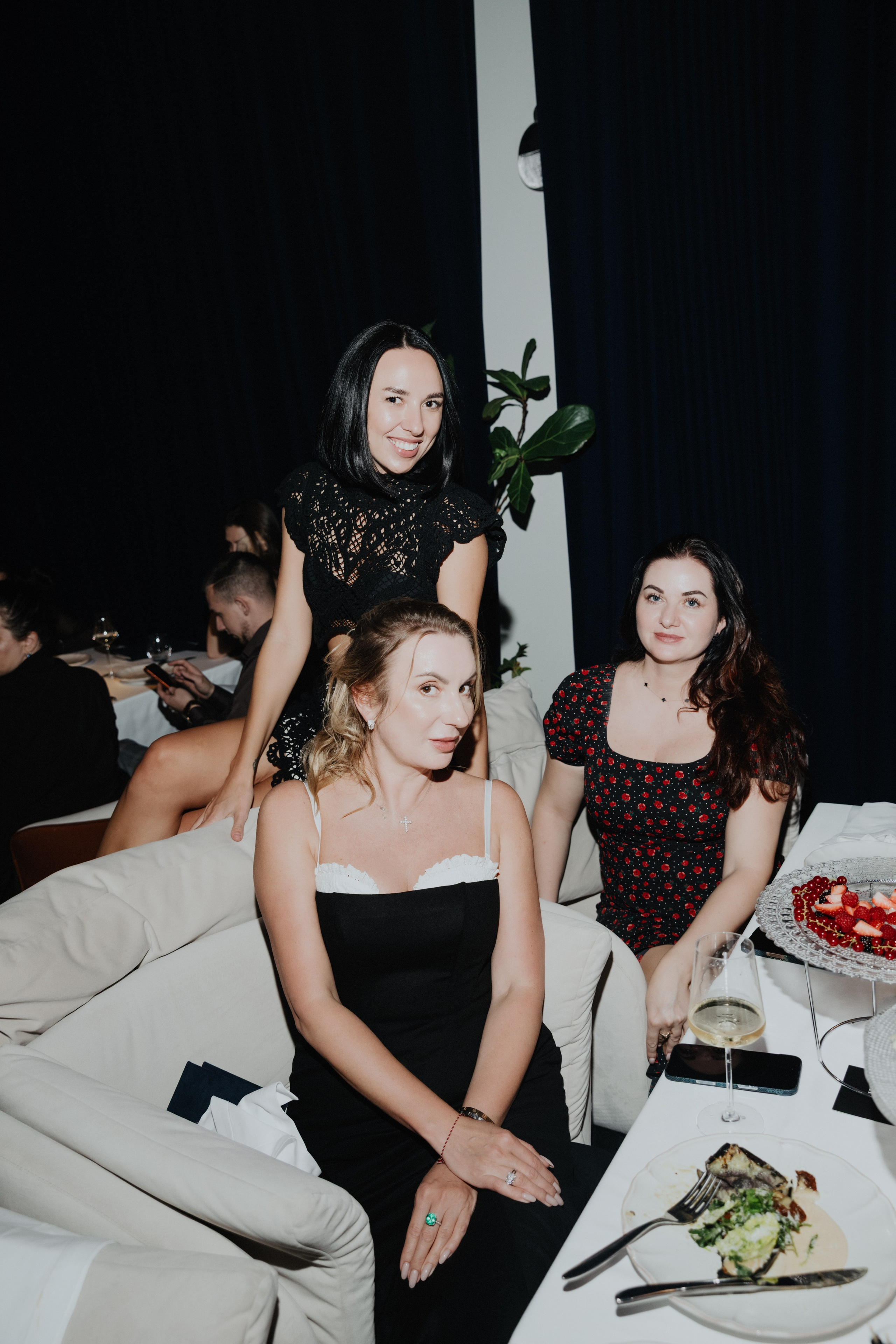 19 июня (пятница) премьера шоу-программы «Ривьера». BENUAR Restaurant