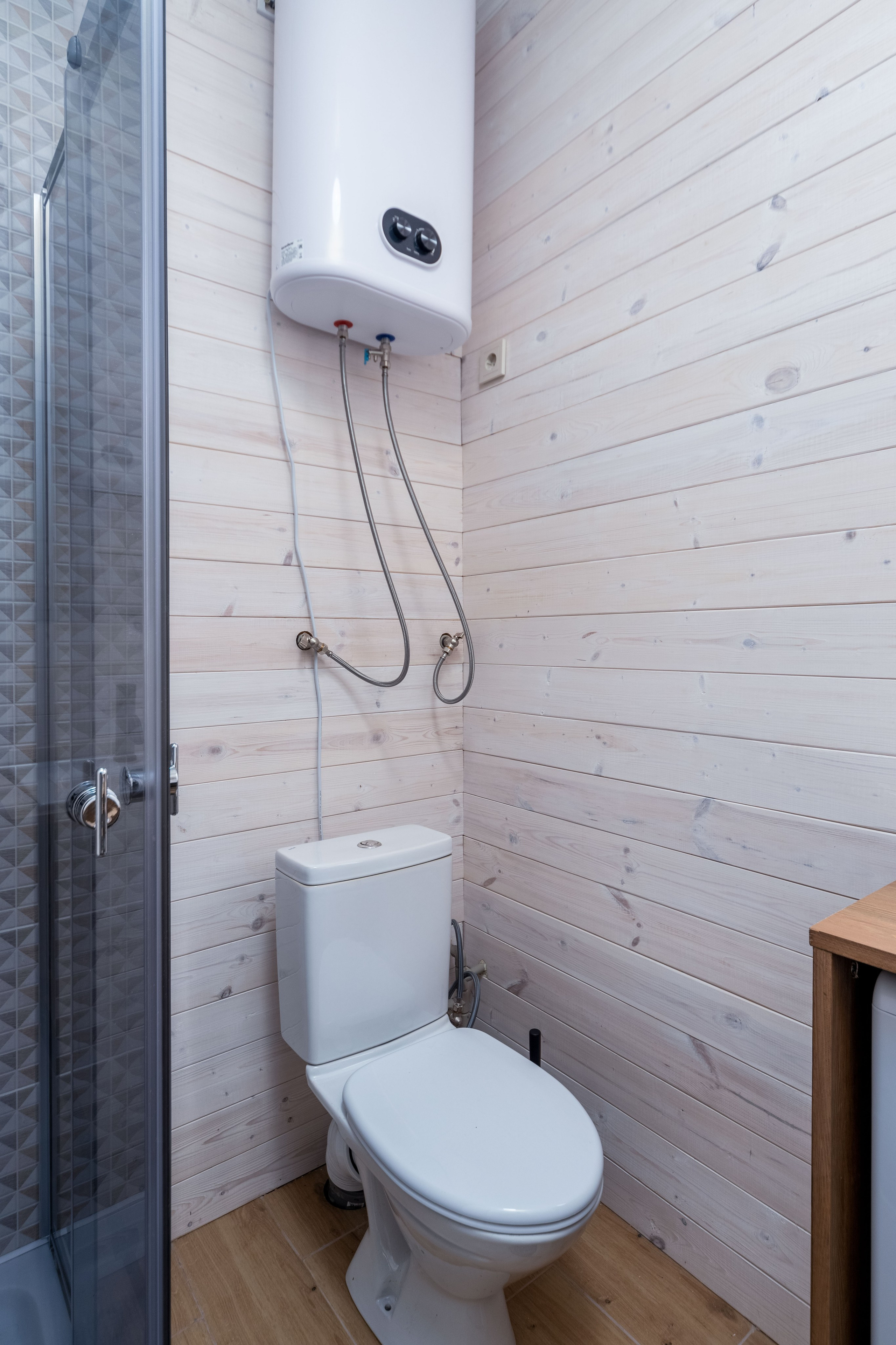 Унитаз и бойлер в санузле коттеджа под Минском