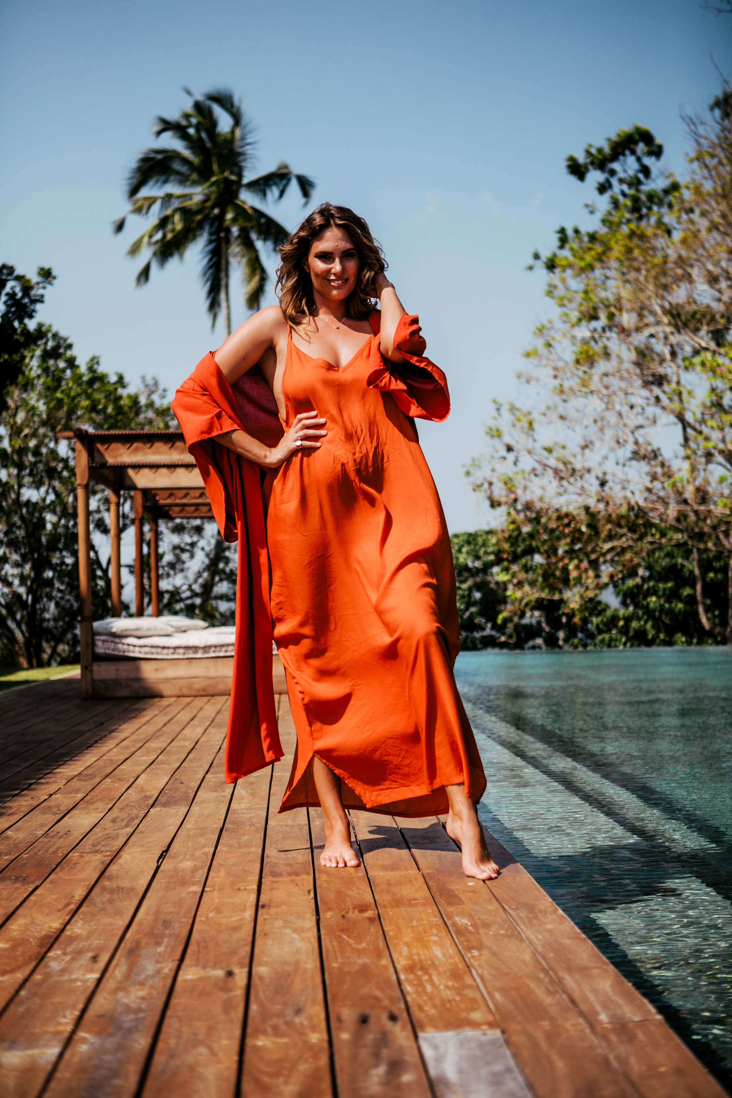Девушка в красном платье в отеле Malabar Hill — Роскошная портретная съемка | Шри-Ланка. Фотограф на Шри-Ланке