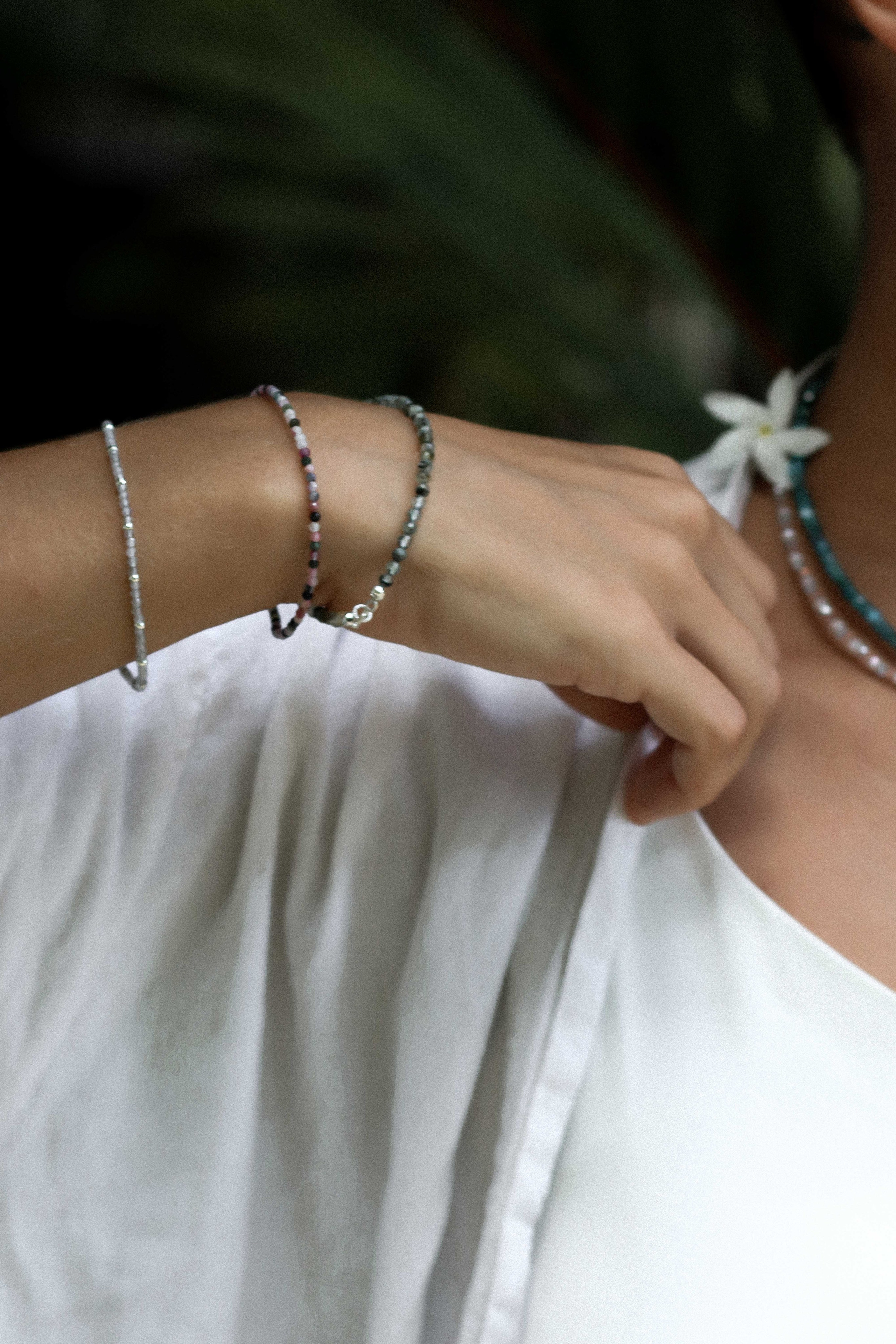 Коллекция украшения из натуральных камней. Фотограф на Шри-Ланке