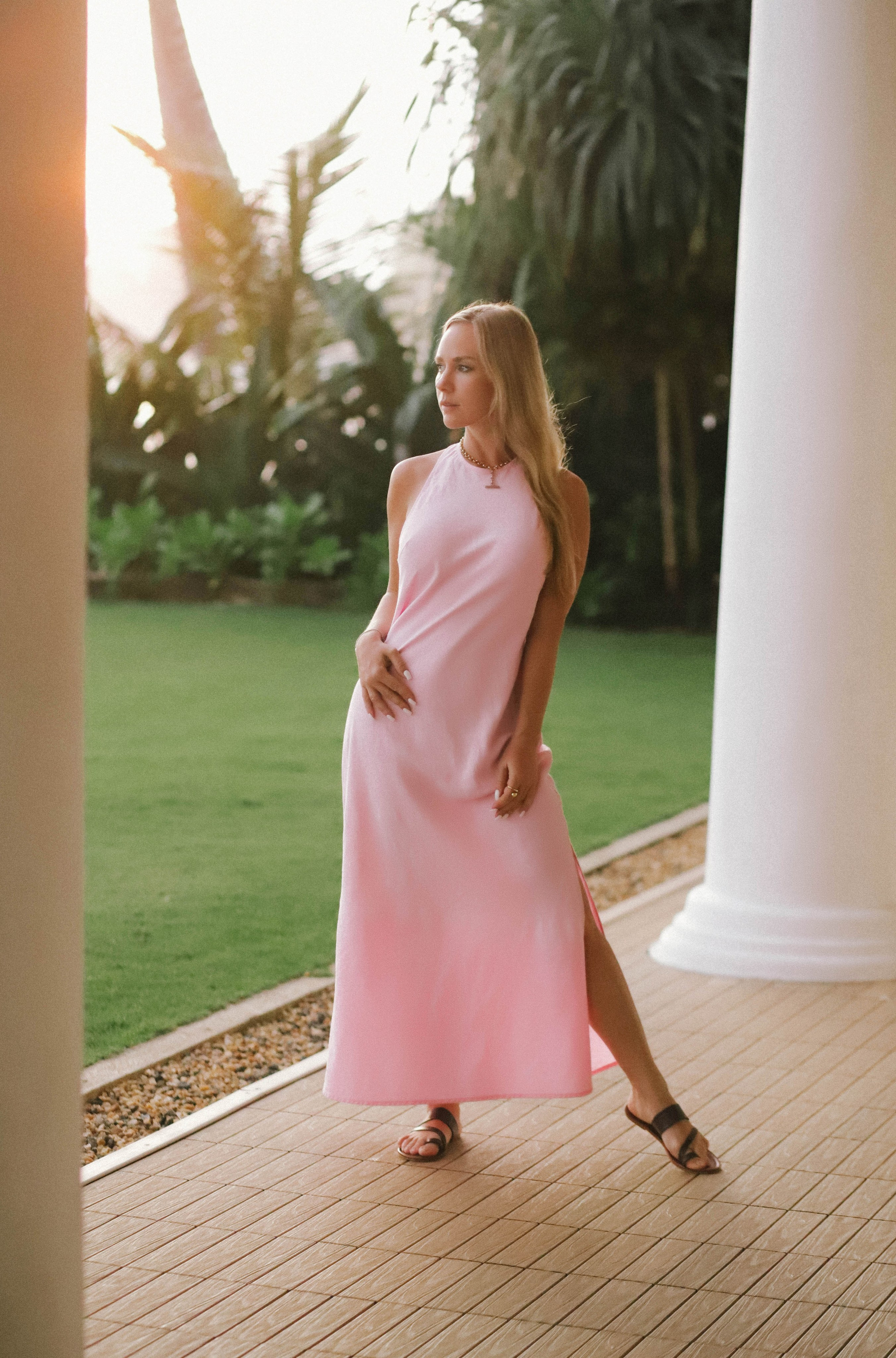 Девушка на вилле Brisa Ahangama — Стильная фотосессия в зелени и у бассейна | Шри-Ланка. Фотограф на Шри-Ланке