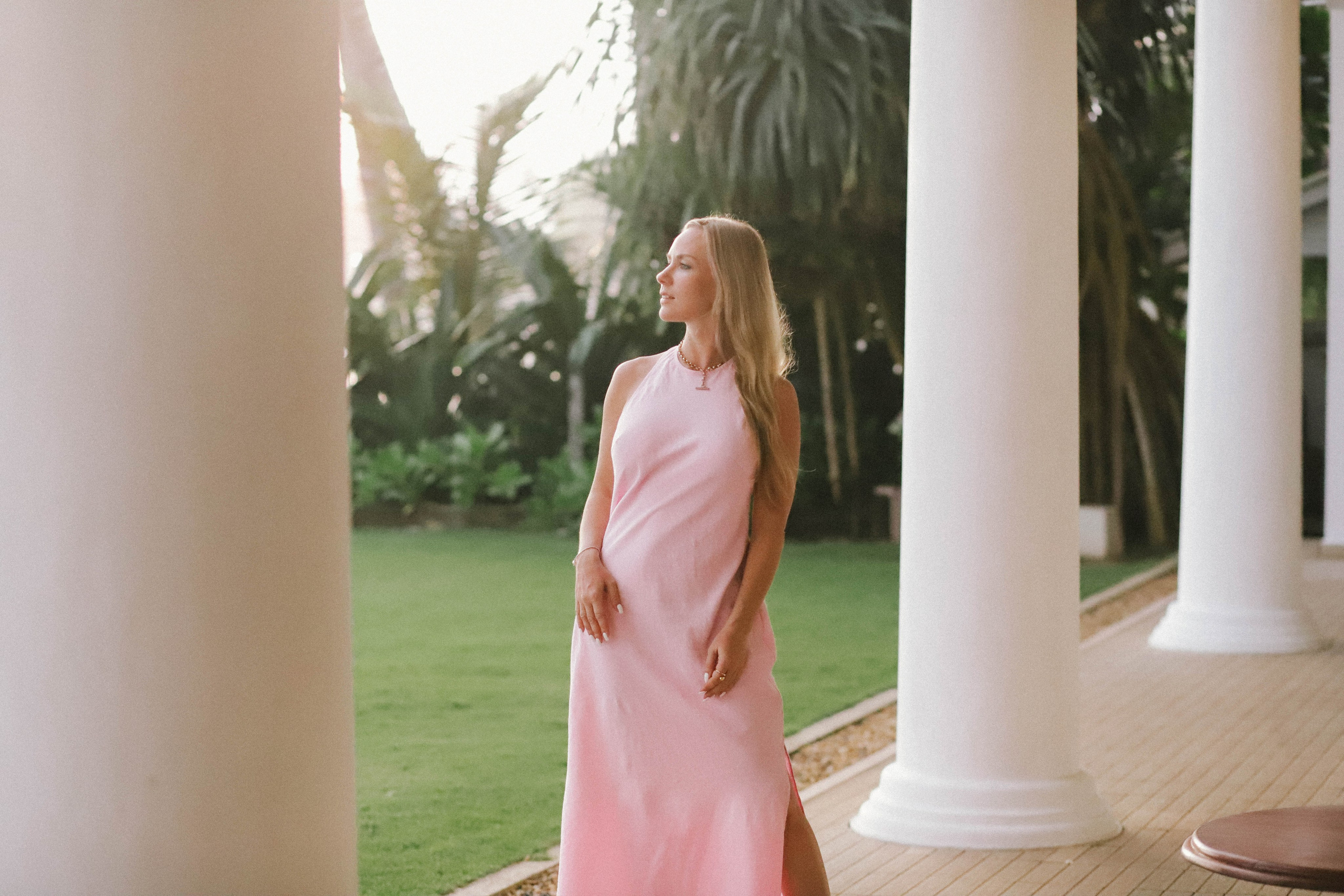 Девушка на вилле Brisa Ahangama — Стильная фотосессия в зелени и у бассейна | Шри-Ланка. Фотограф на Шри-Ланке