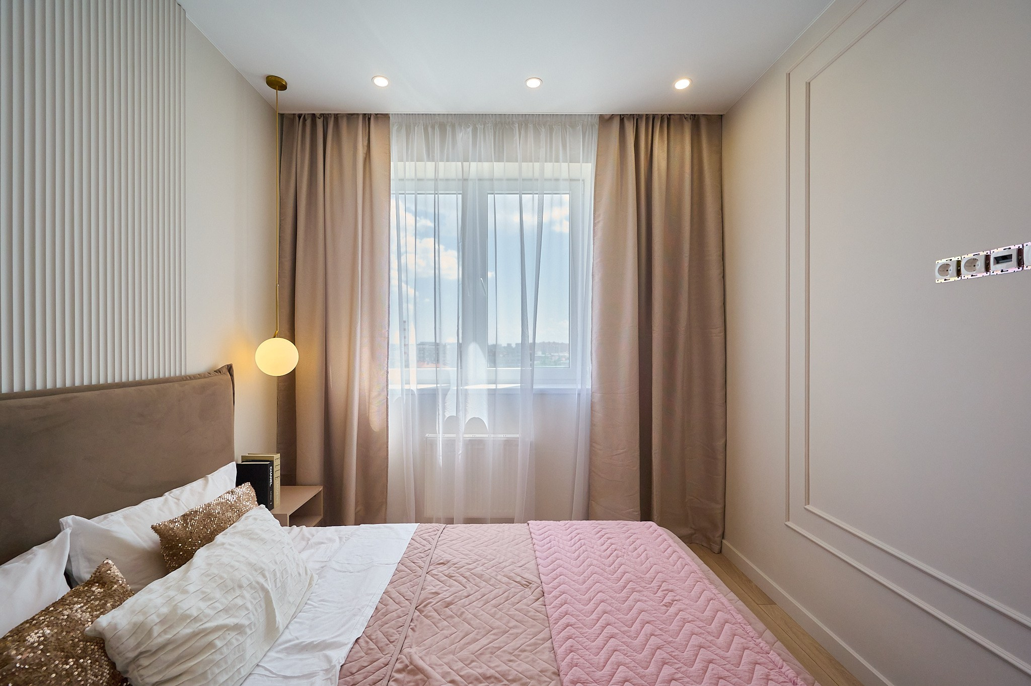 комната светлые оттенки коричневая кровать светлые шторы черный стеклянный шкаф тумба у кровати 