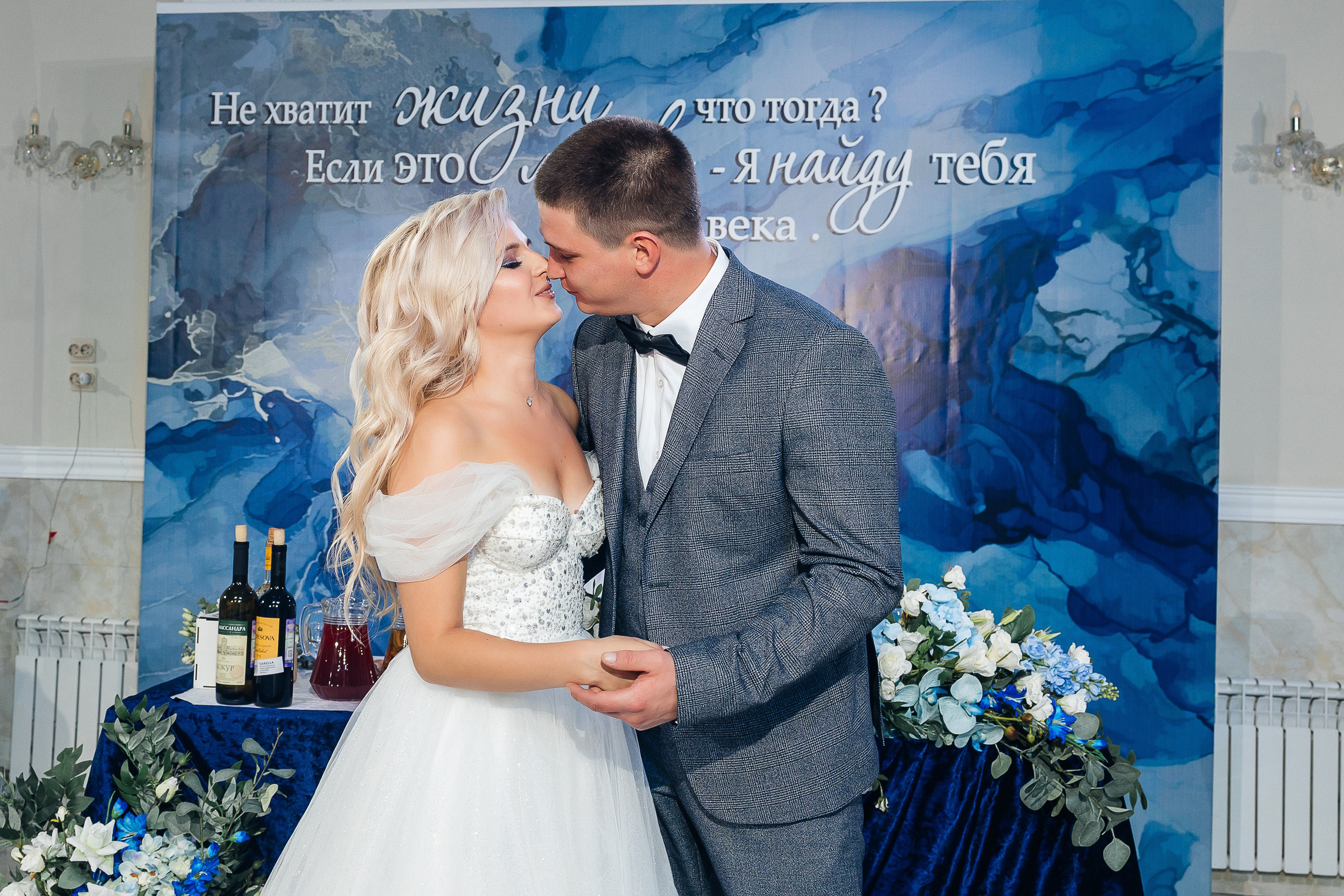 Стильная фотосессия пары в интерьерах ресторана. Олег Сверчков | Свадебный фотограф Вологда