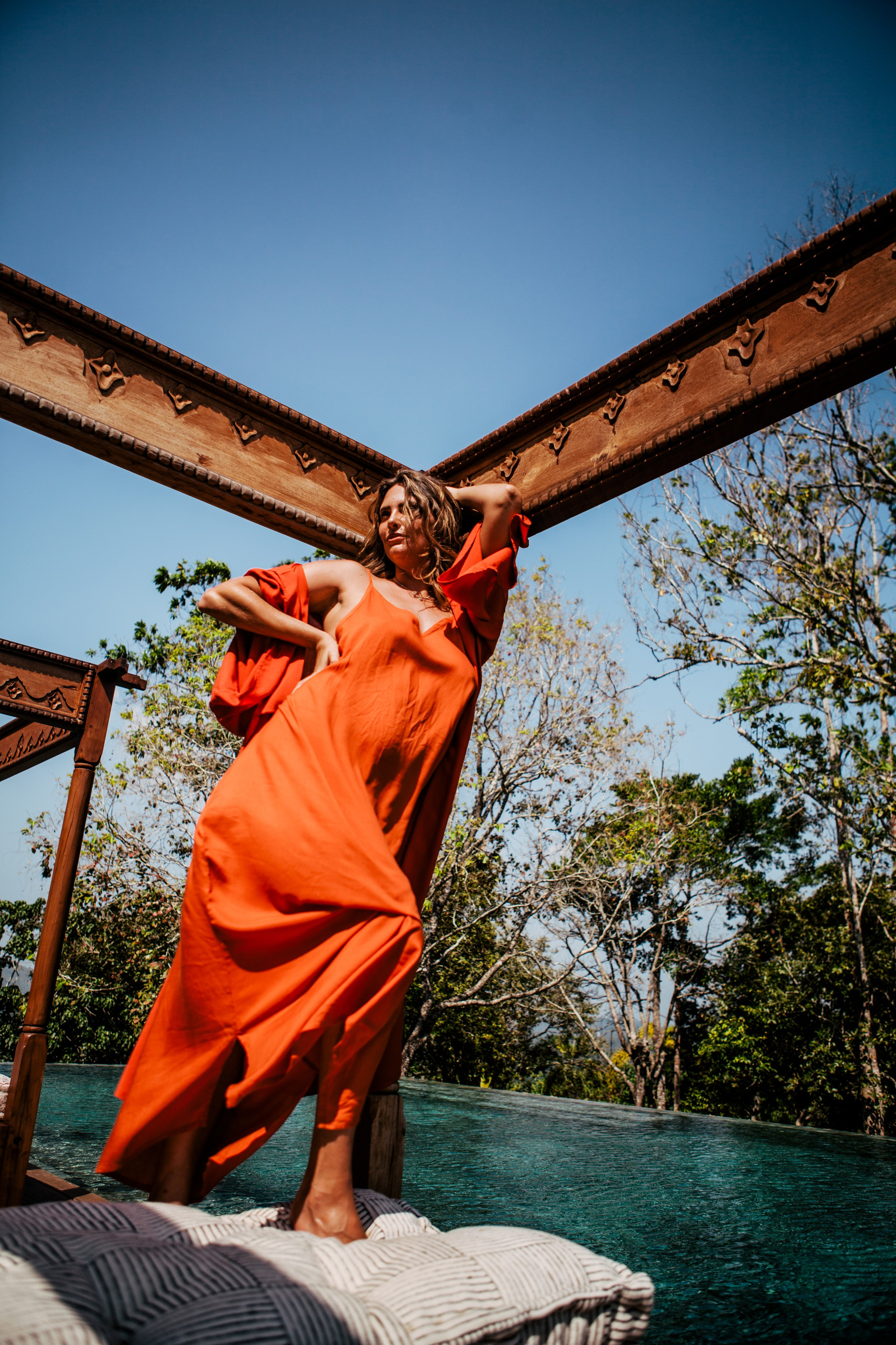 Девушка в красном платье в отеле Malabar Hill — Роскошная портретная съемка | Шри-Ланка. Фотограф на Шри-Ланке