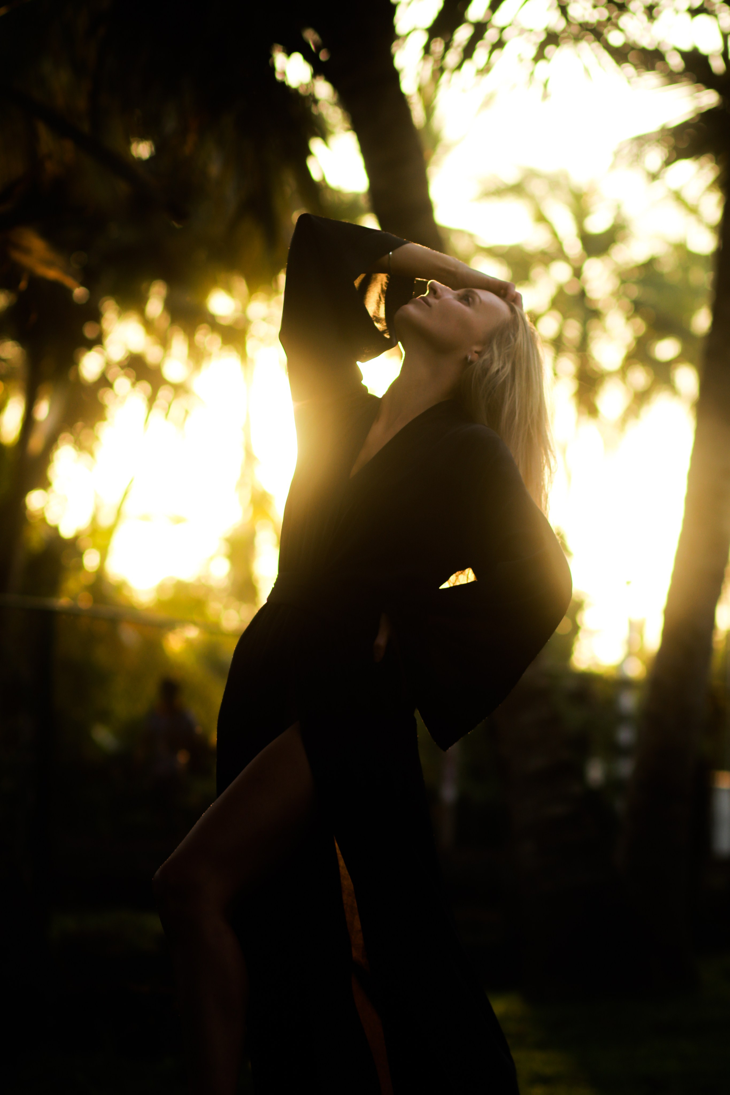 Фотосессия на Шри-Ланке: девушка в зеленом купальнике у бассейна виллы и с серфом на South Beach. Фотограф на Шри-Ланке