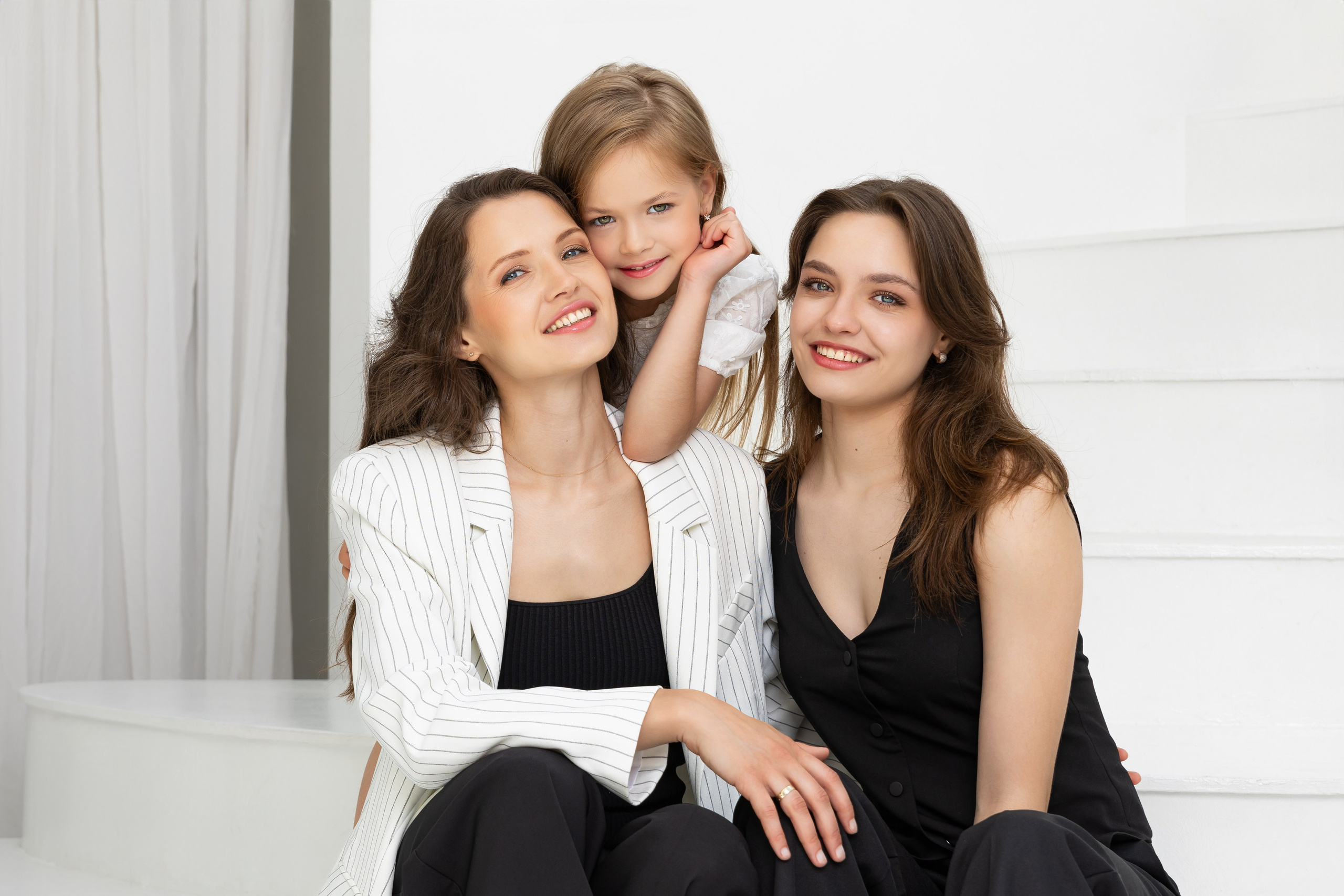 Эмоциональная и элегантная фотосессия мамы с дочками. Трубинова Екатерина | Семейный фотограф | Москва