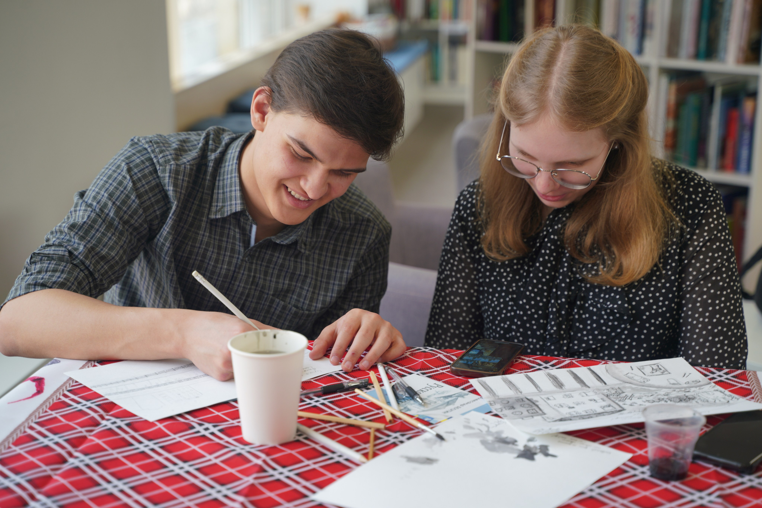 Съемка мастер-класса на открытии выставки Александра Белугина «Малка Верея» в Билиотеке иностранной литературы. Портретный и репортажный фотограф Наталья Горобец