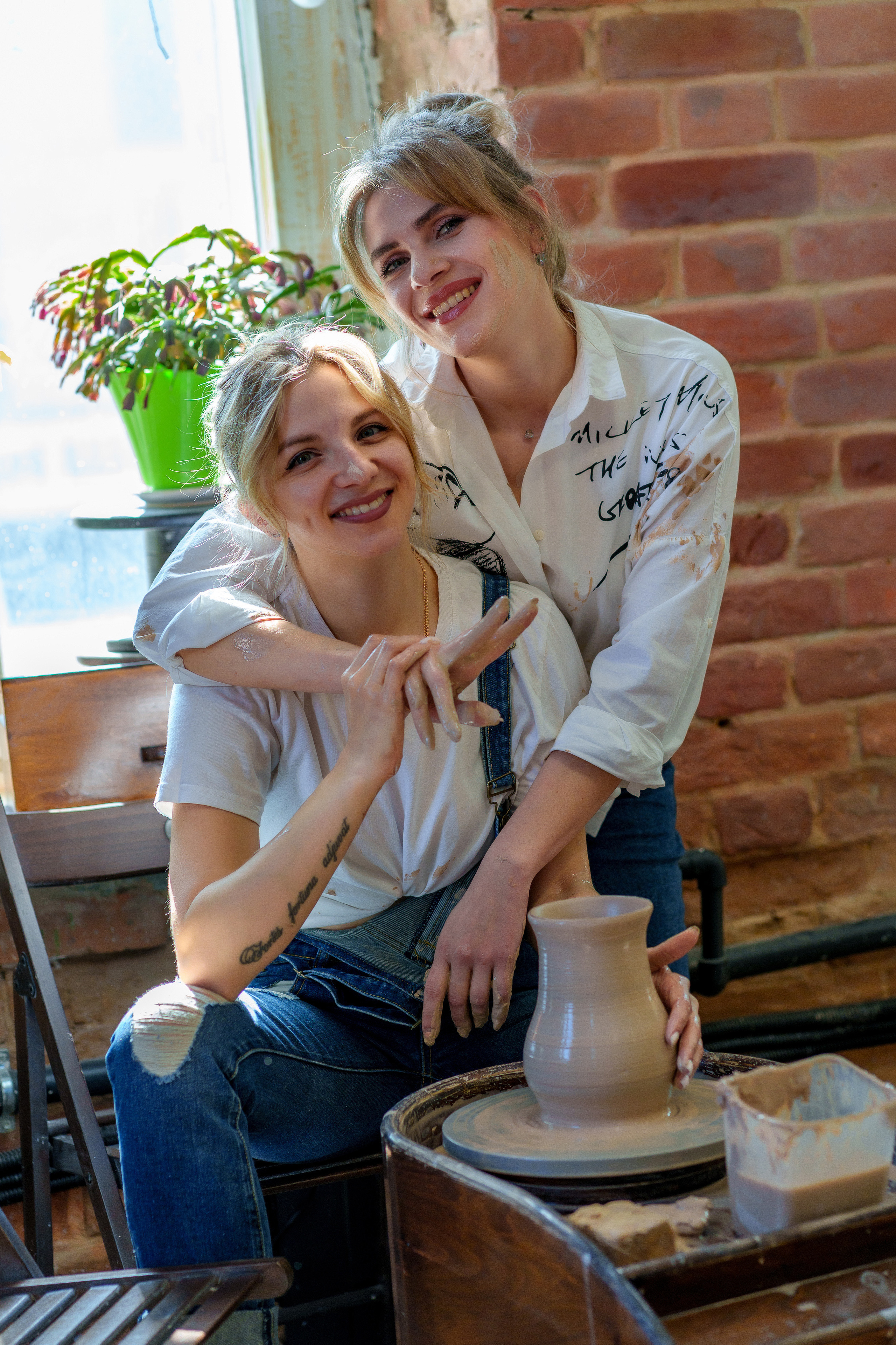 Подруги в гончарной мастерской. Школьный и семейный фотограф в Ульяновске Елена Агафонова