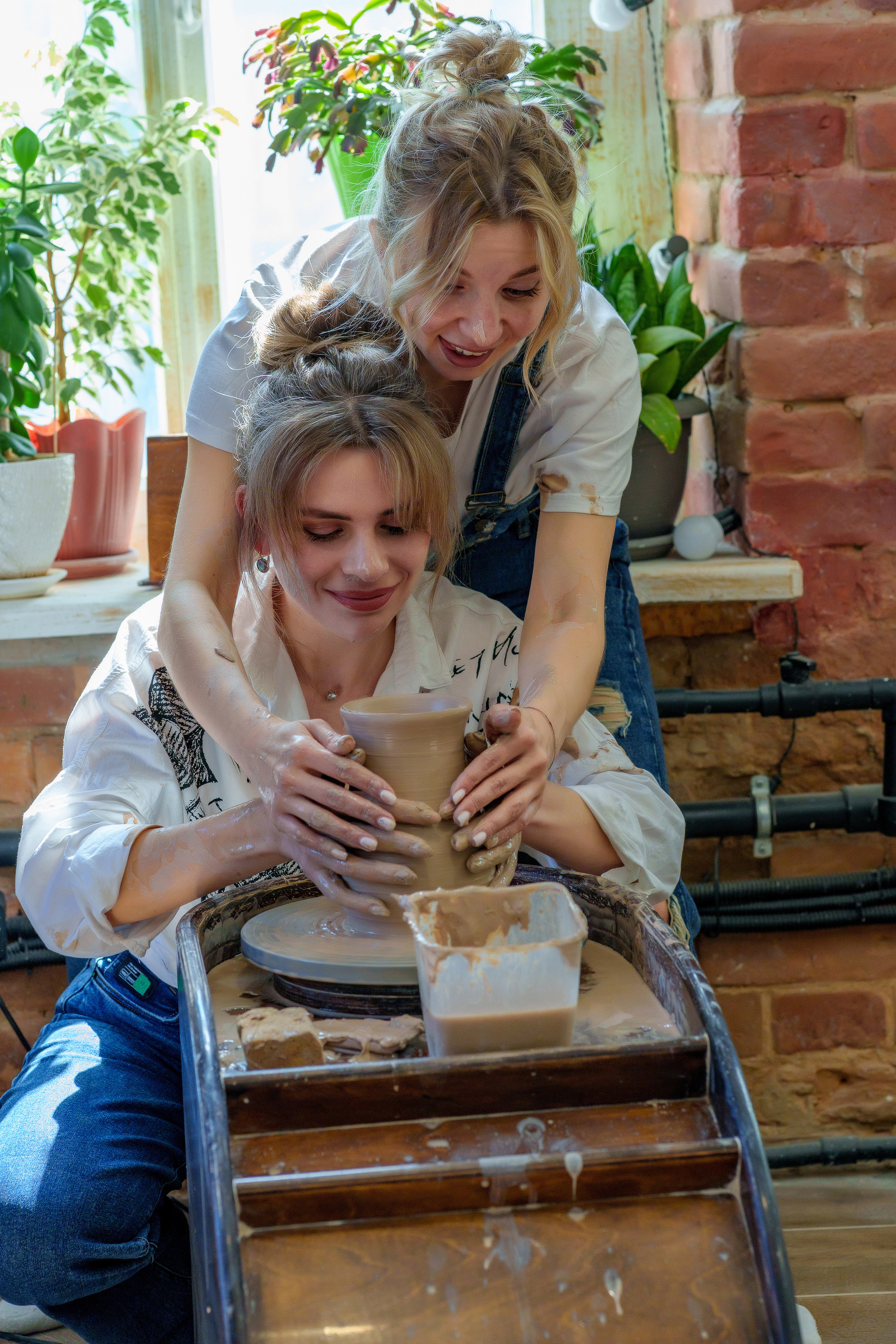 Подруги в гончарной мастерской. Школьный и семейный фотограф в Ульяновске Елена Агафонова
