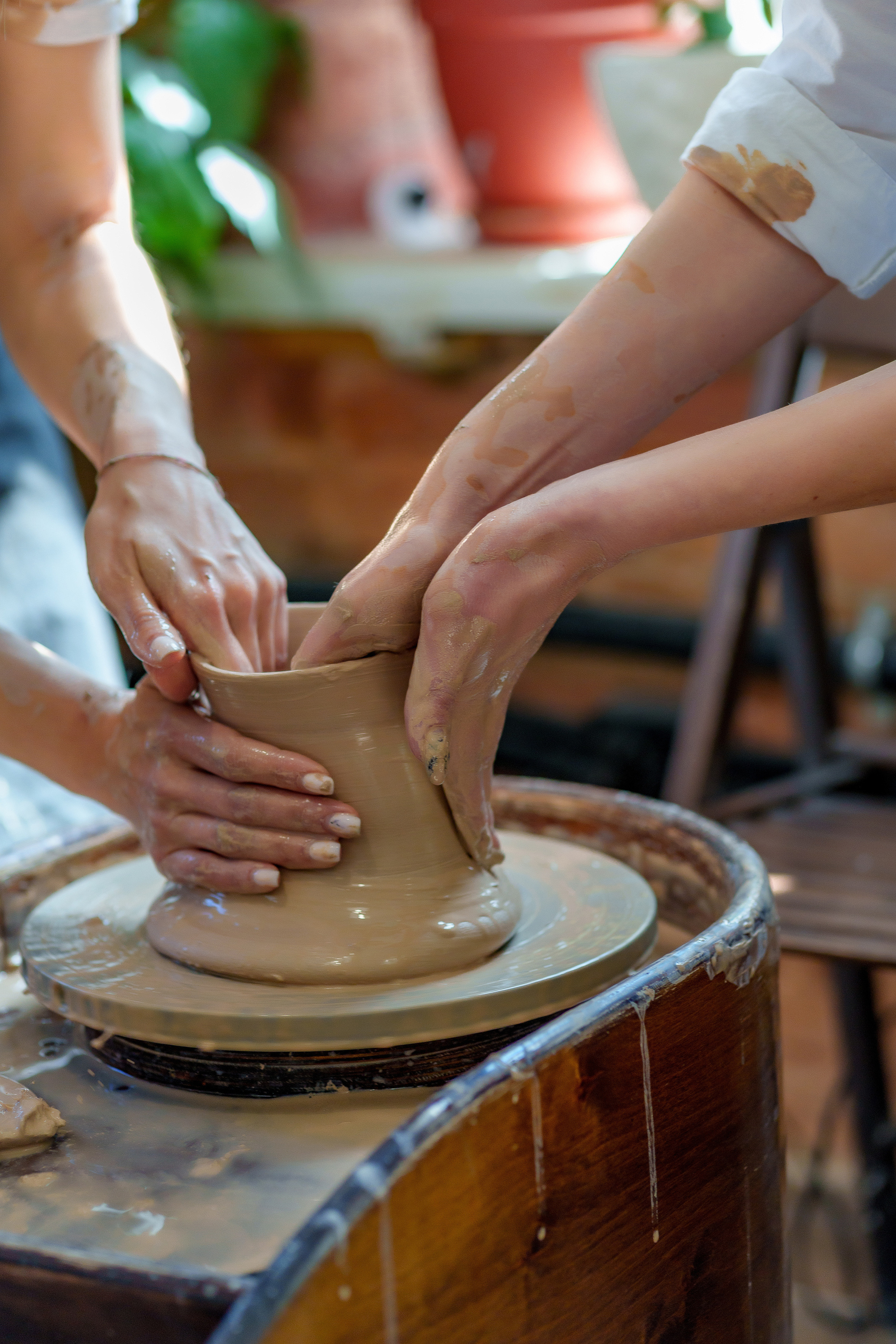 Подруги в гончарной мастерской. Школьный и семейный фотограф в Ульяновске Елена Агафонова