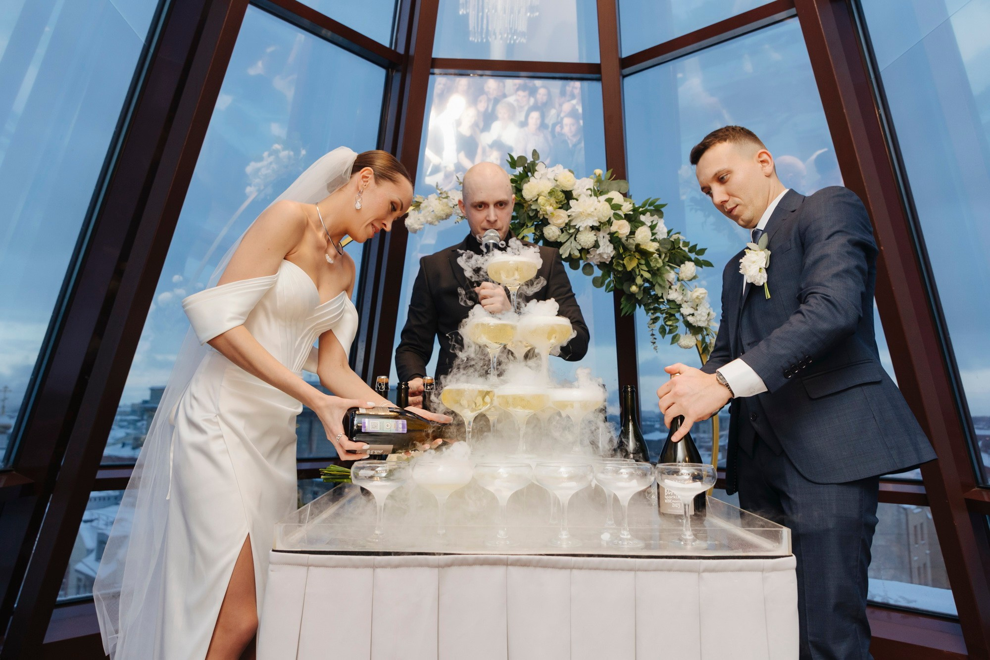 где купить свадебный букет, какой подарок подарить на свадьбу, свадебное платье где купить спб, свадебный салон, актуальные свадебные платья 2025, костюм для жениха, какой ресторан выбрать спб, отель для свадьбы