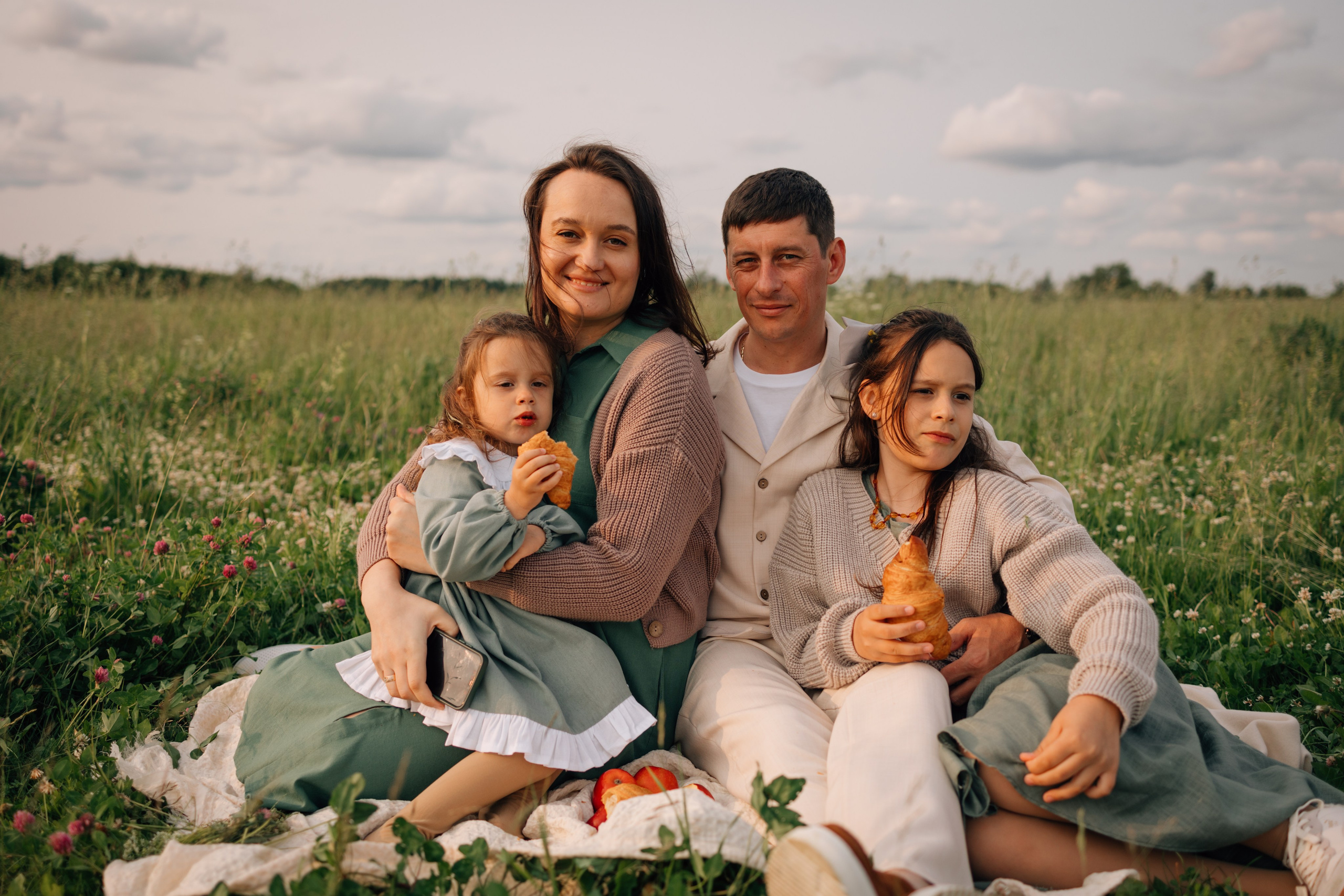 Анна, Марчелло, Настенька и Влада в поле. Фотограф Москва Светлана Кирюшина