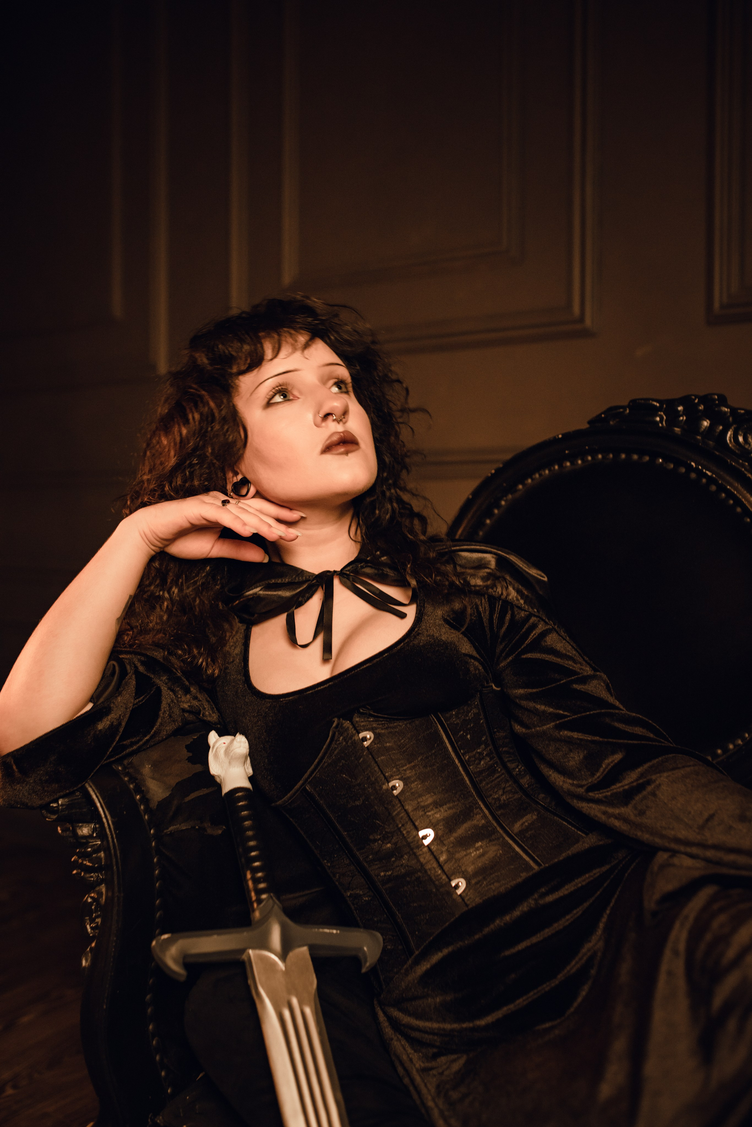 Женский портрет в студии, девушка на диване