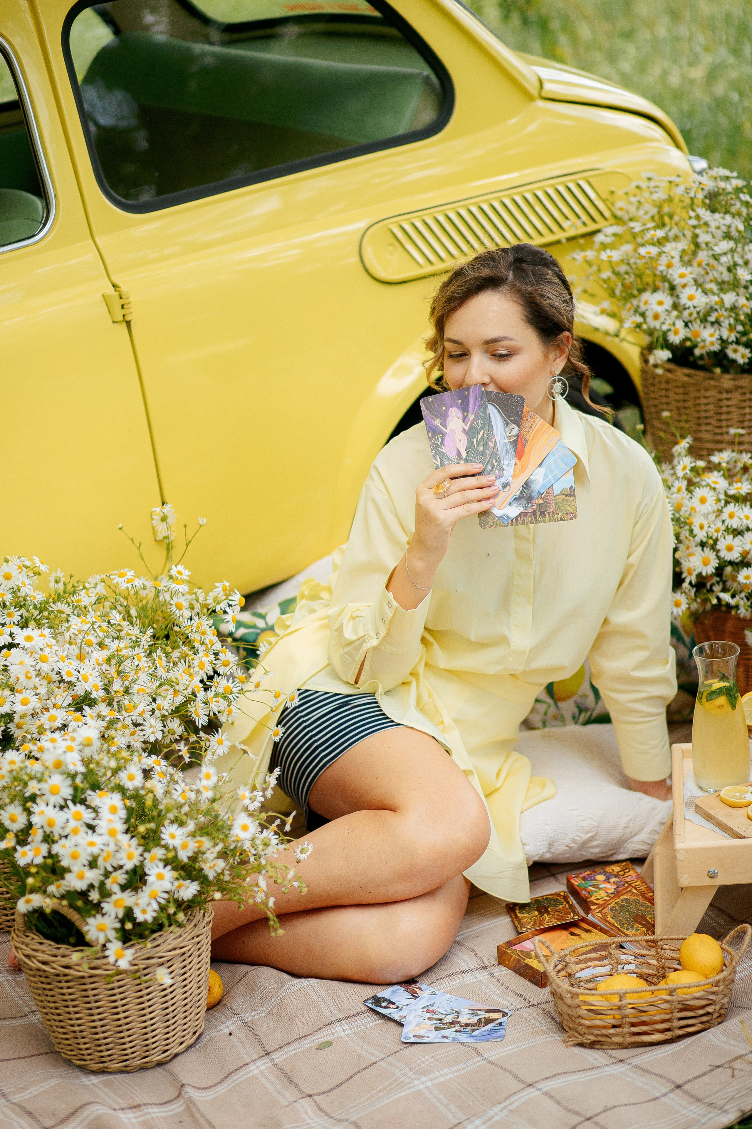Ретро машинка с ромашками. Семейный детский фотограф. Фотосессия в Минске