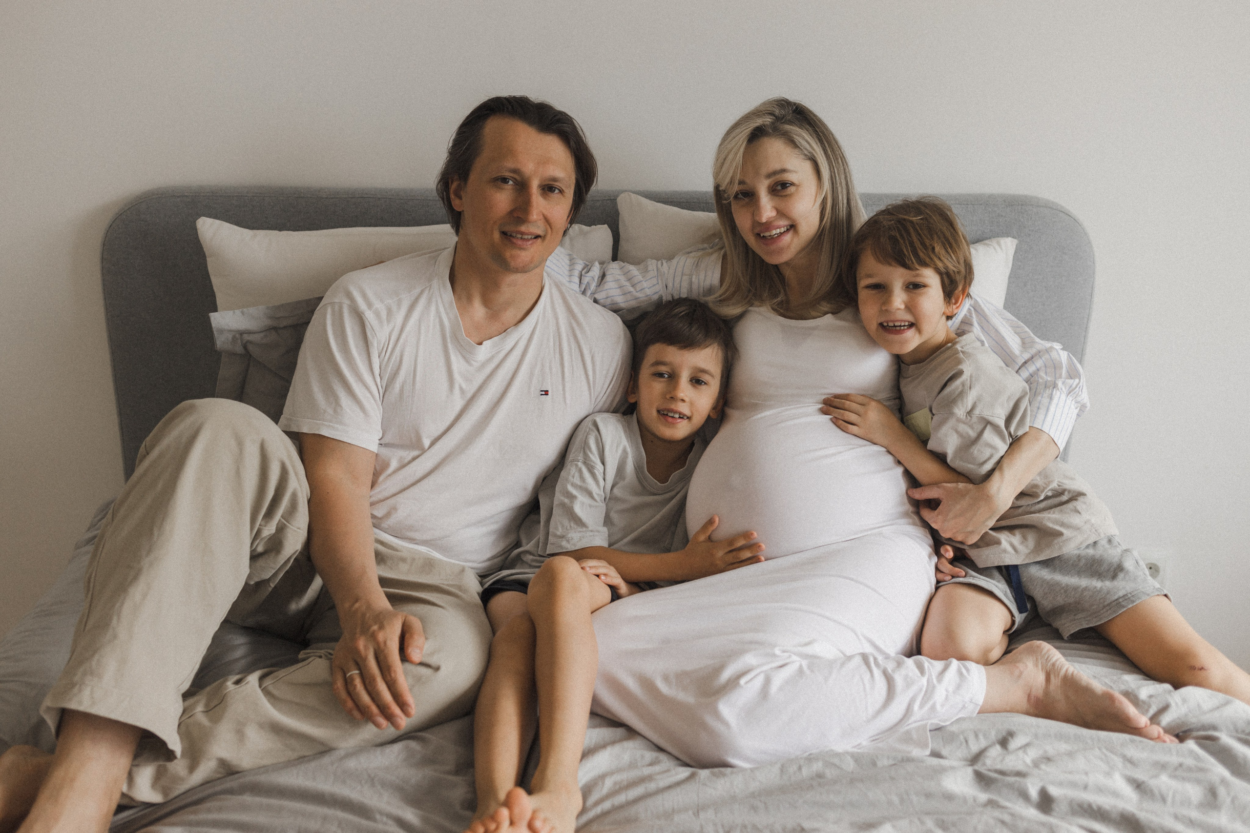 Катя, Паша, Валера и Родион ждут братика. Семейный фотограф в Москве