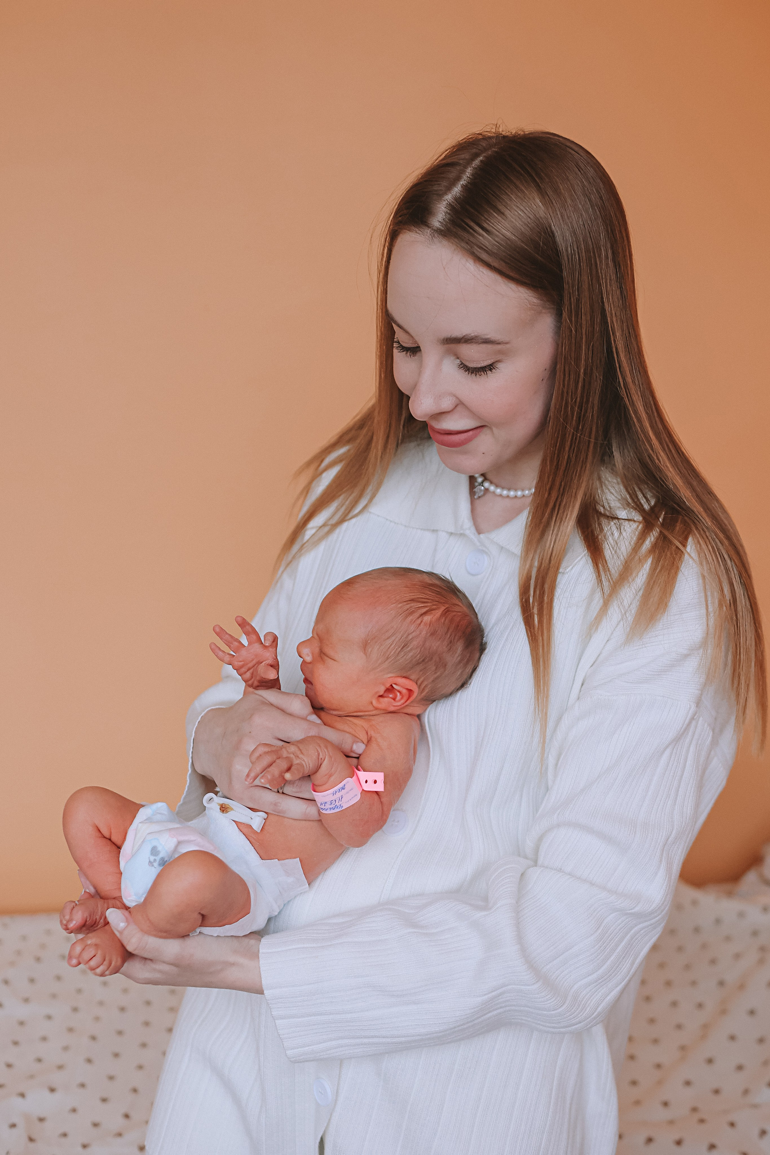 Выписка палата+внизу ПЦЭ. Семейный фотограф Тюмень, фотограф на роды Салмина Мария