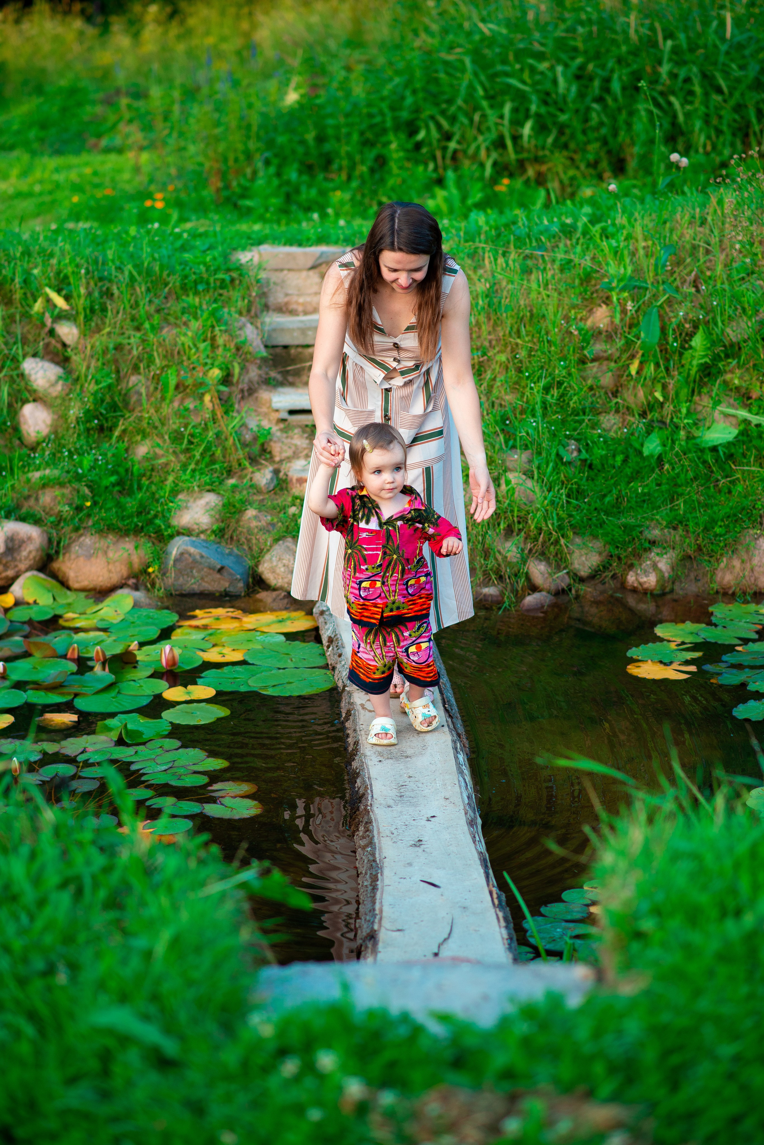 Вероника с семьей в ромашках. Семейный фотограф на выписку из роддома и крещение Минск Настя Гришук