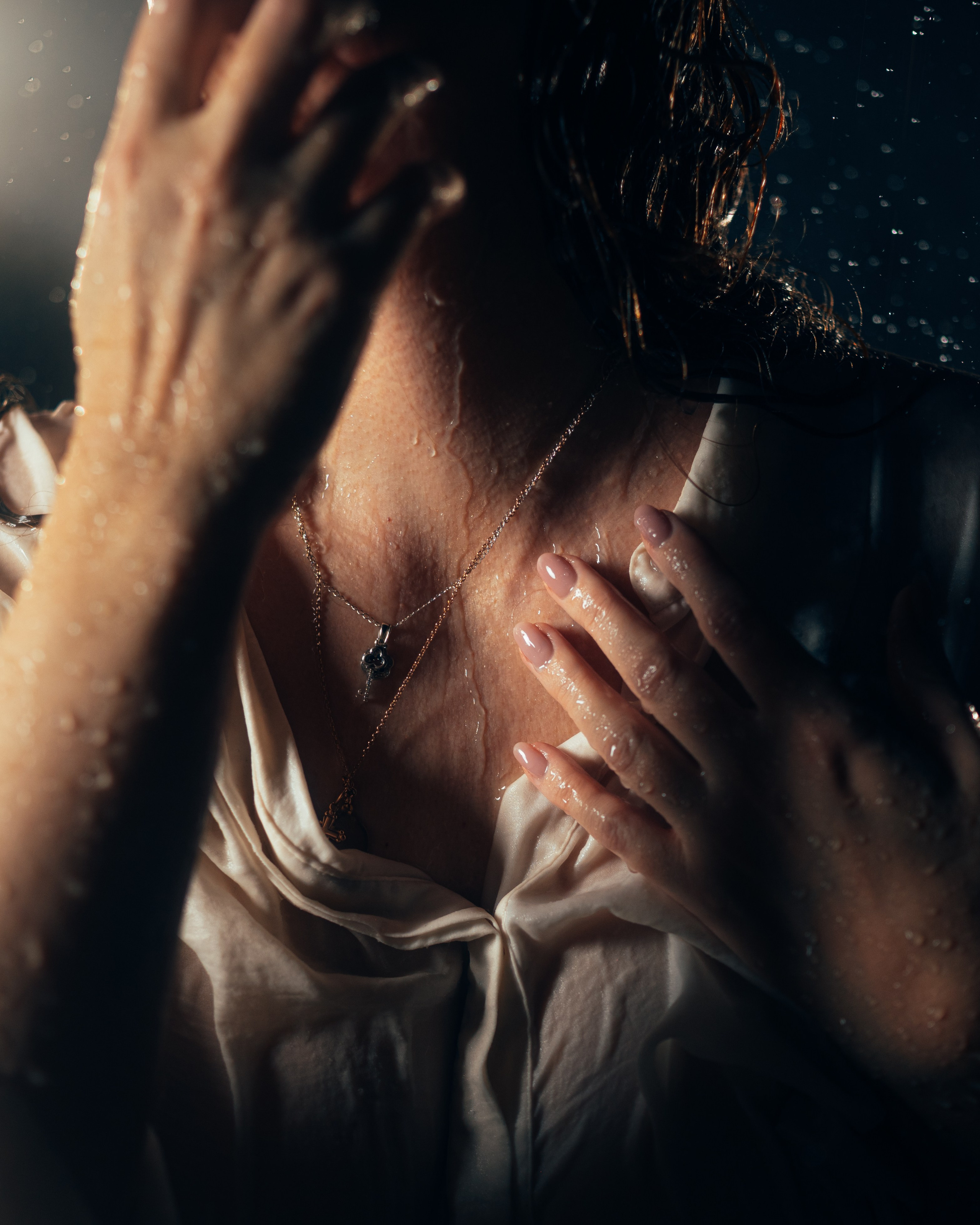 Женская съёмка в студии с дождём. Фотоведьма Дарья Нечинская