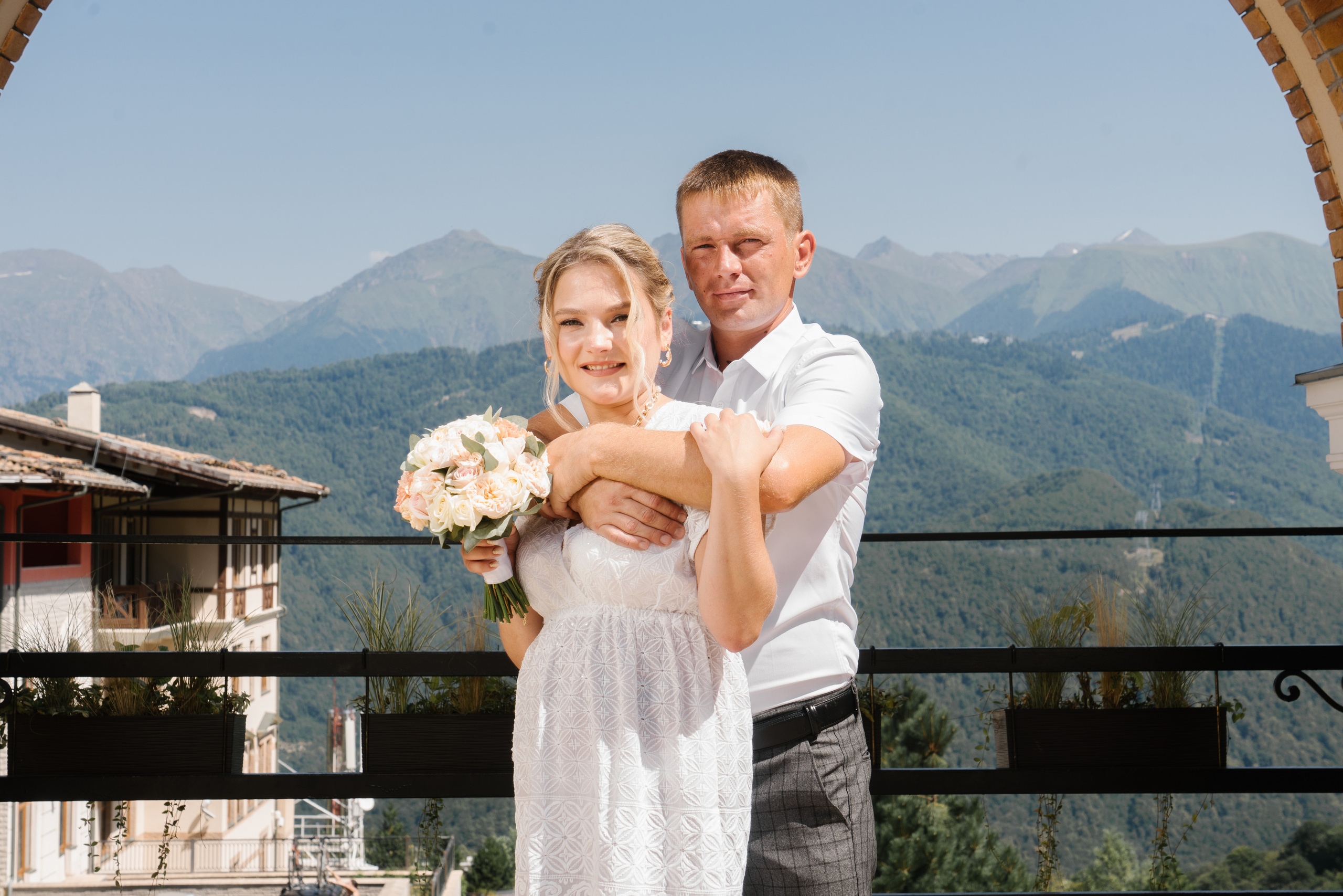 Красивая свадебная прогулка в красной поляне. Фотограф в Сочи Тиунова Маргарита и Тиунов Евгений