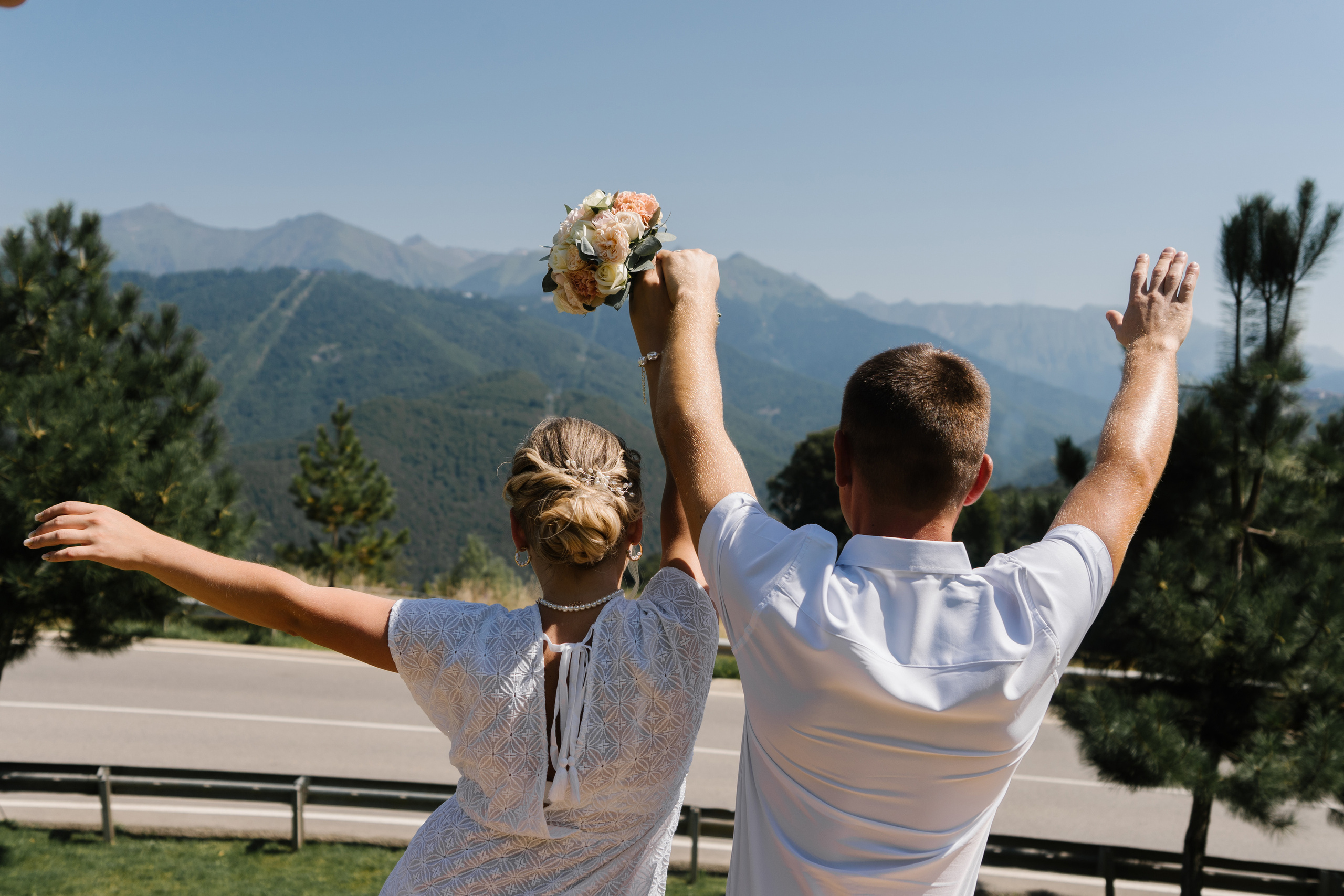 Красивая свадебная прогулка в красной поляне. Фотограф в Сочи Тиунова Маргарита и Тиунов Евгений