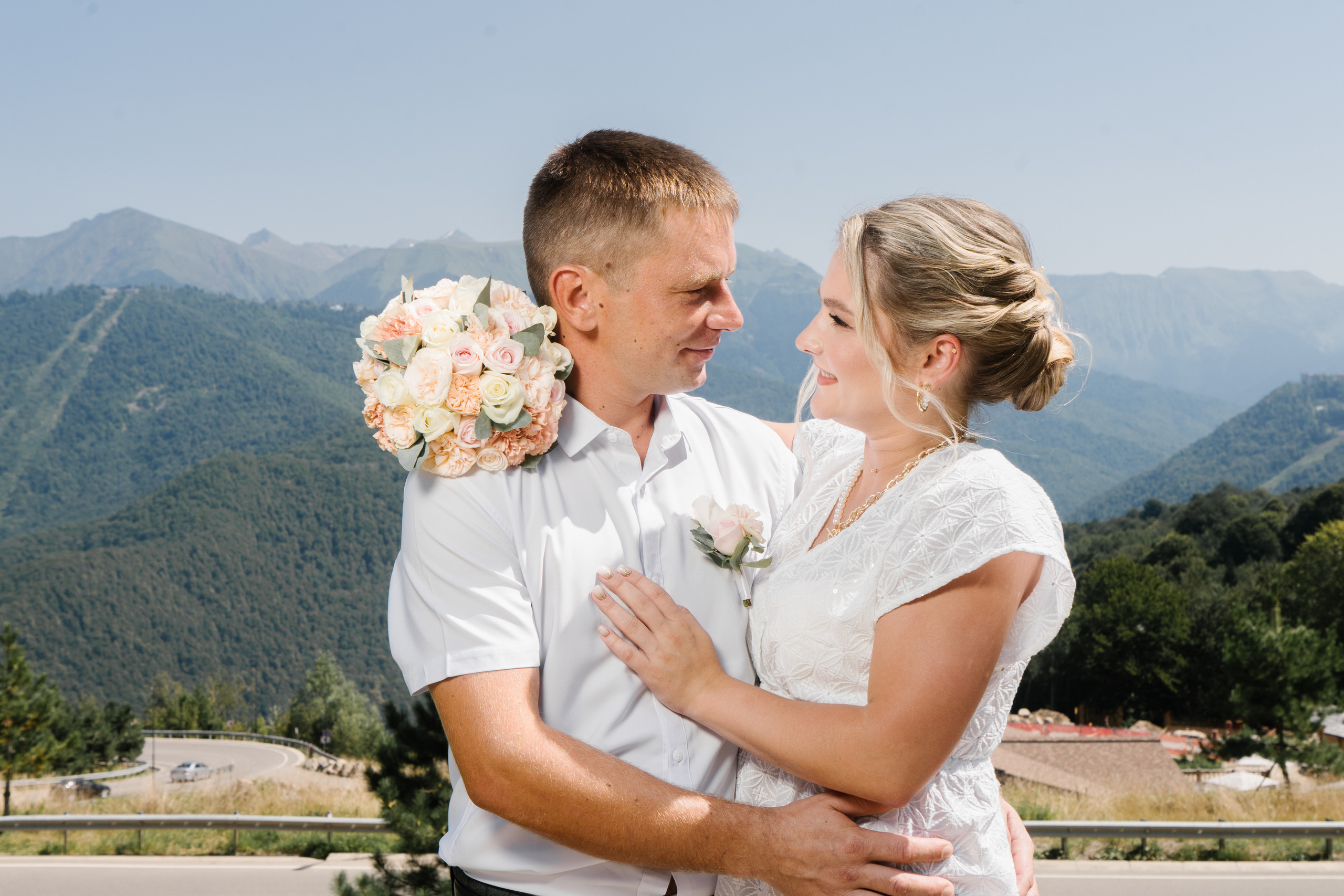 Красивая свадебная прогулка в красной поляне. Фотограф в Сочи Тиунова Маргарита и Тиунов Евгений