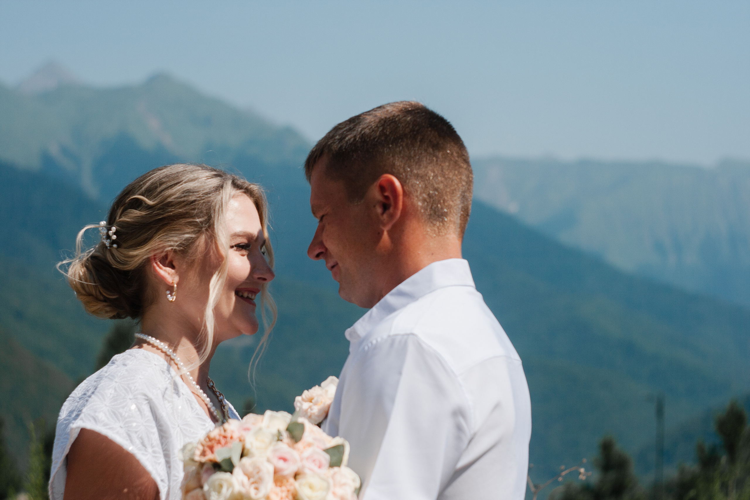Красивая свадебная прогулка в красной поляне. Фотограф в Сочи Тиунова Маргарита и Тиунов Евгений