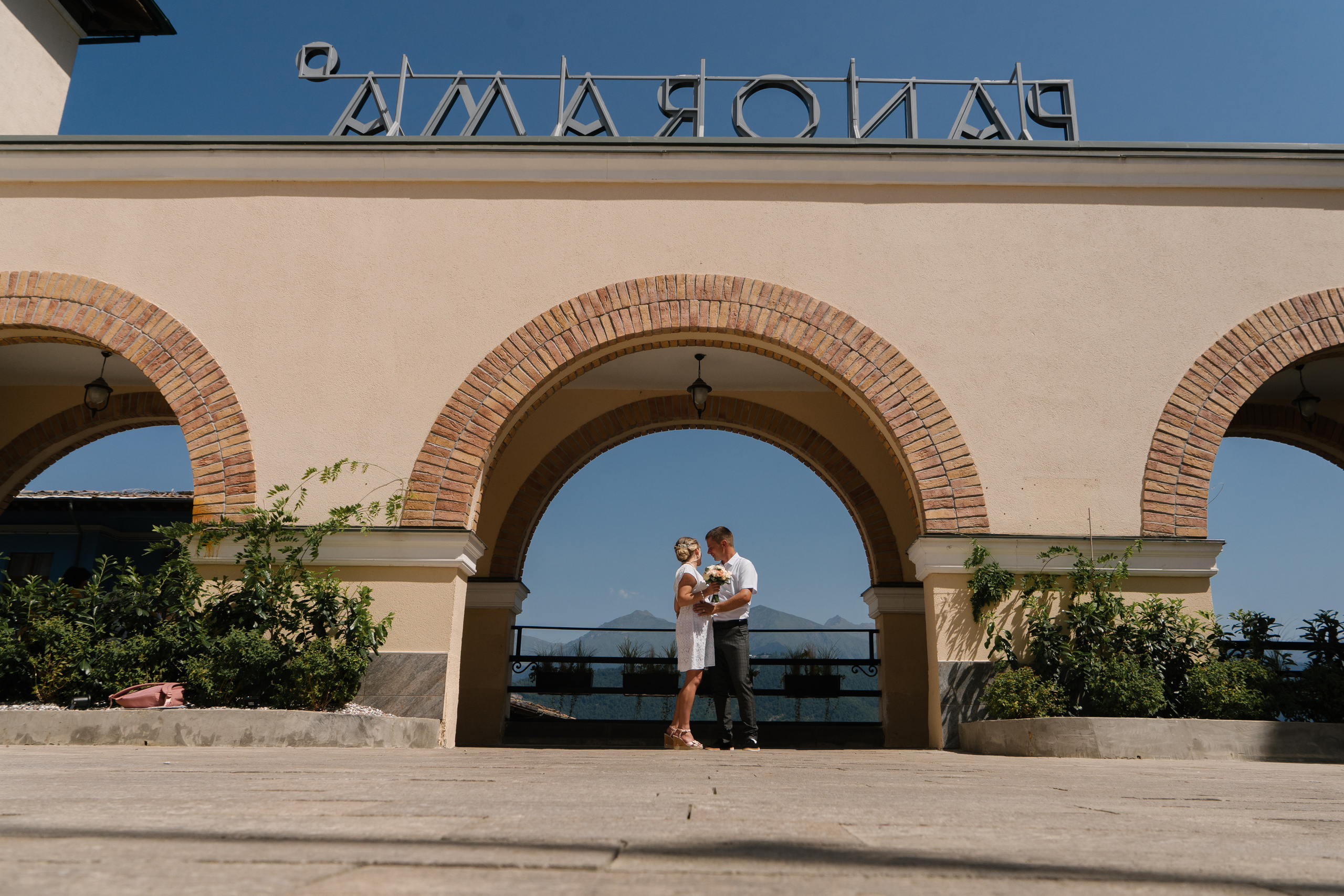 Красивая свадебная прогулка в красной поляне. Фотограф в Сочи Тиунова Маргарита и Тиунов Евгений