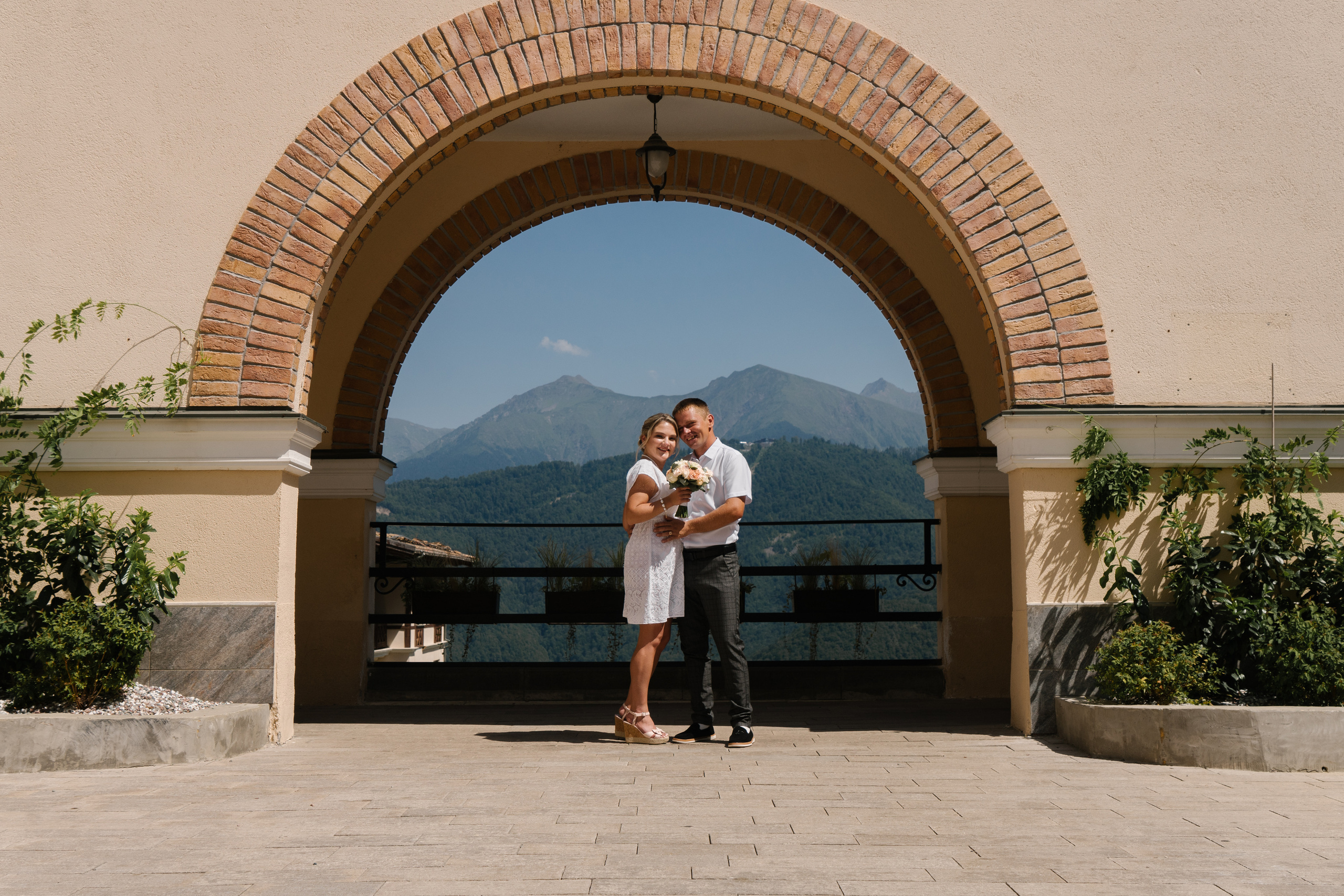 Красивая свадебная прогулка в красной поляне. Фотограф в Сочи Тиунова Маргарита и Тиунов Евгений