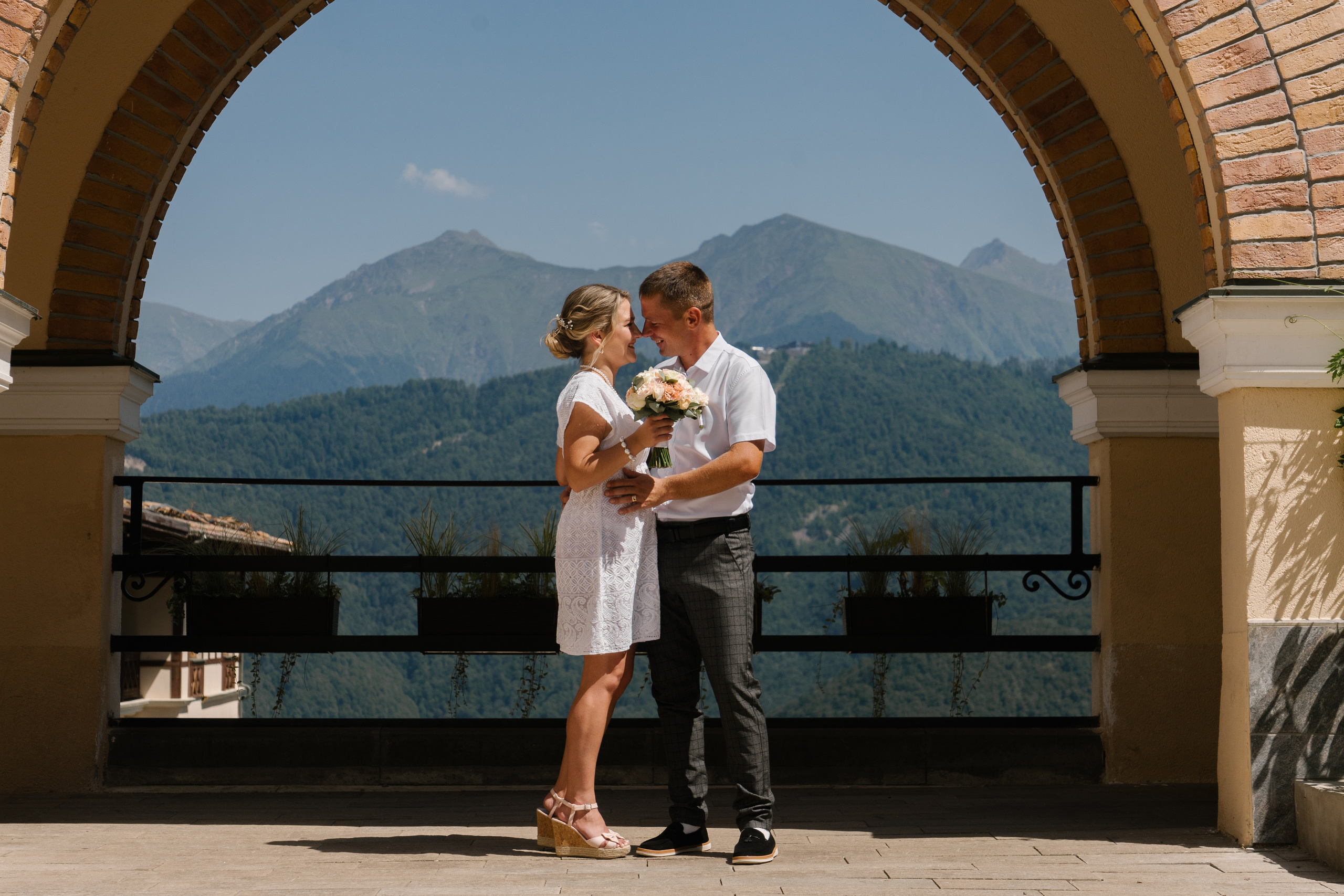 Красивая свадебная прогулка в красной поляне. Фотограф в Сочи Тиунова Маргарита и Тиунов Евгений