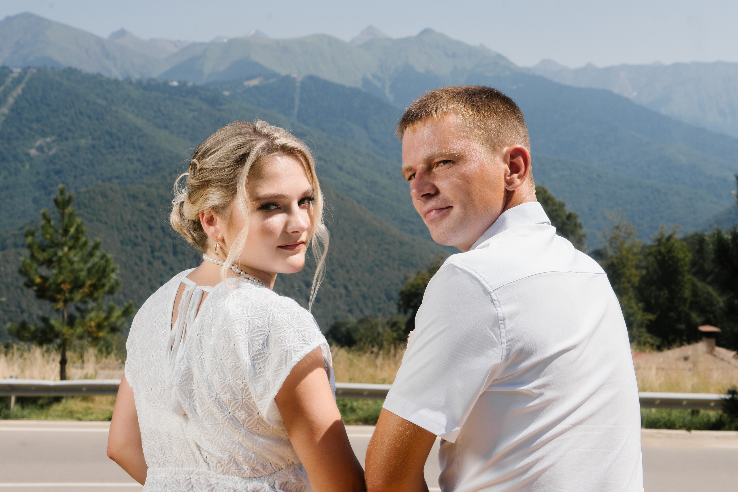 Красивая свадебная прогулка в красной поляне. Фотограф в Сочи Тиунова Маргарита и Тиунов Евгений