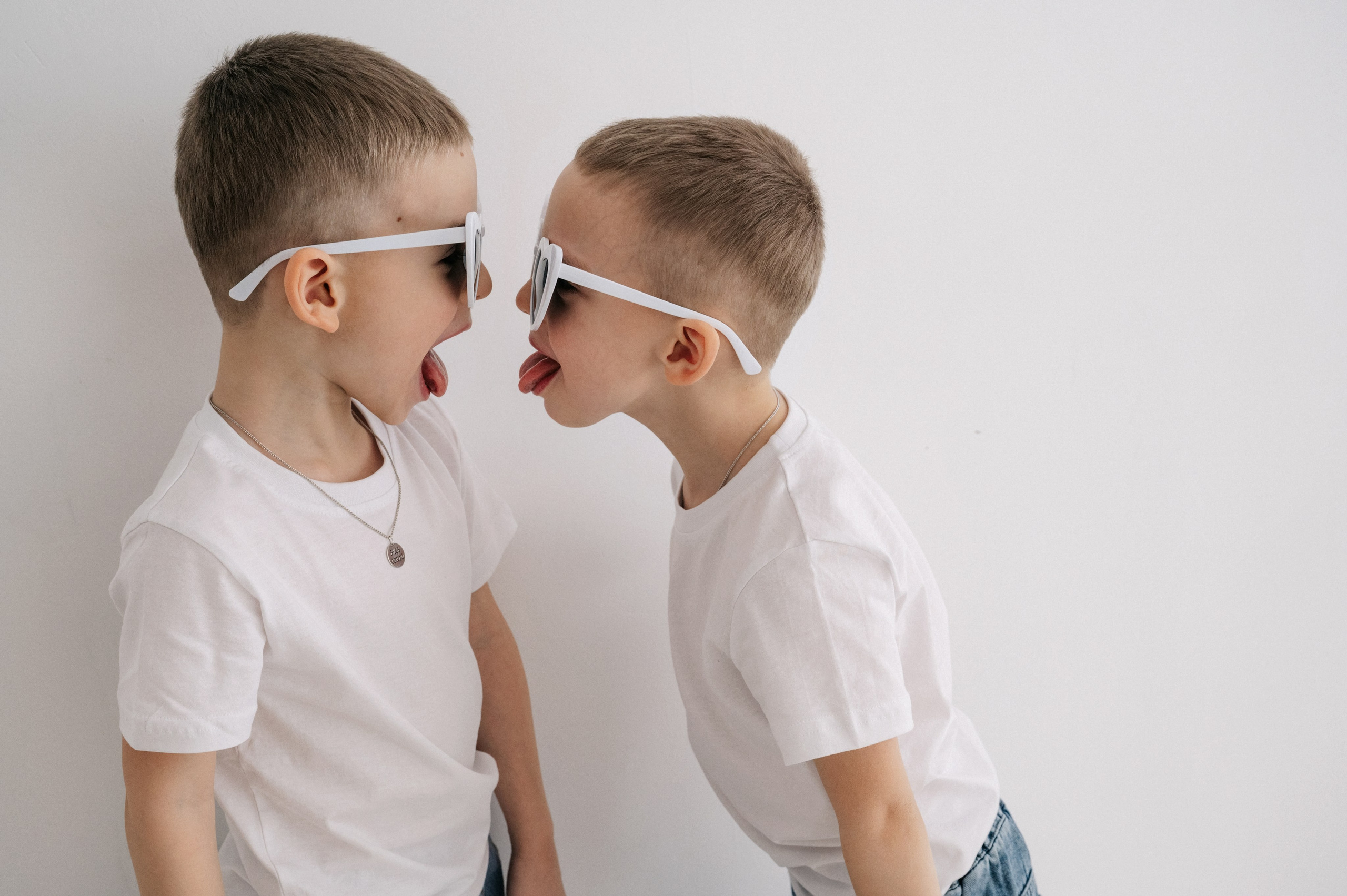 Семейная фотосессия мамы с сыновьями в фотостудии в Королёве. Свадебный и семейный фотограф Виктория Носачёва. Щелково, Москва и МО