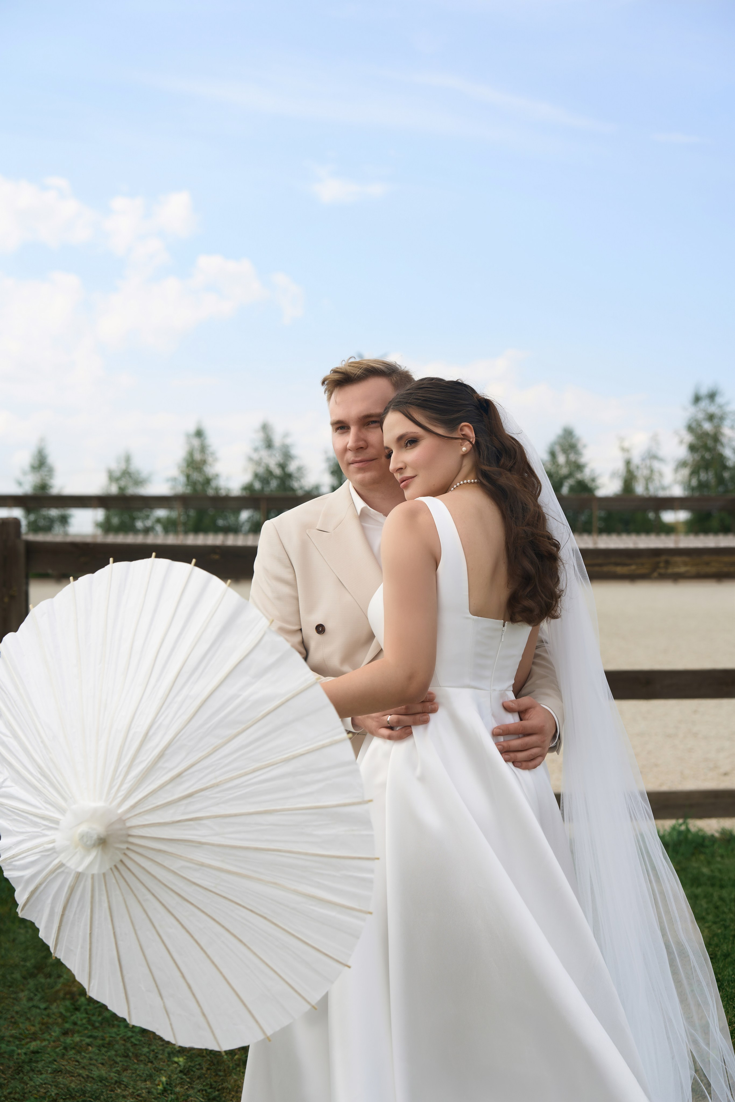 Свадебная фотосессия в «Гермесе» с белым моно-декором. Свадебный и коммерческий фотограф |Саратов Москва|