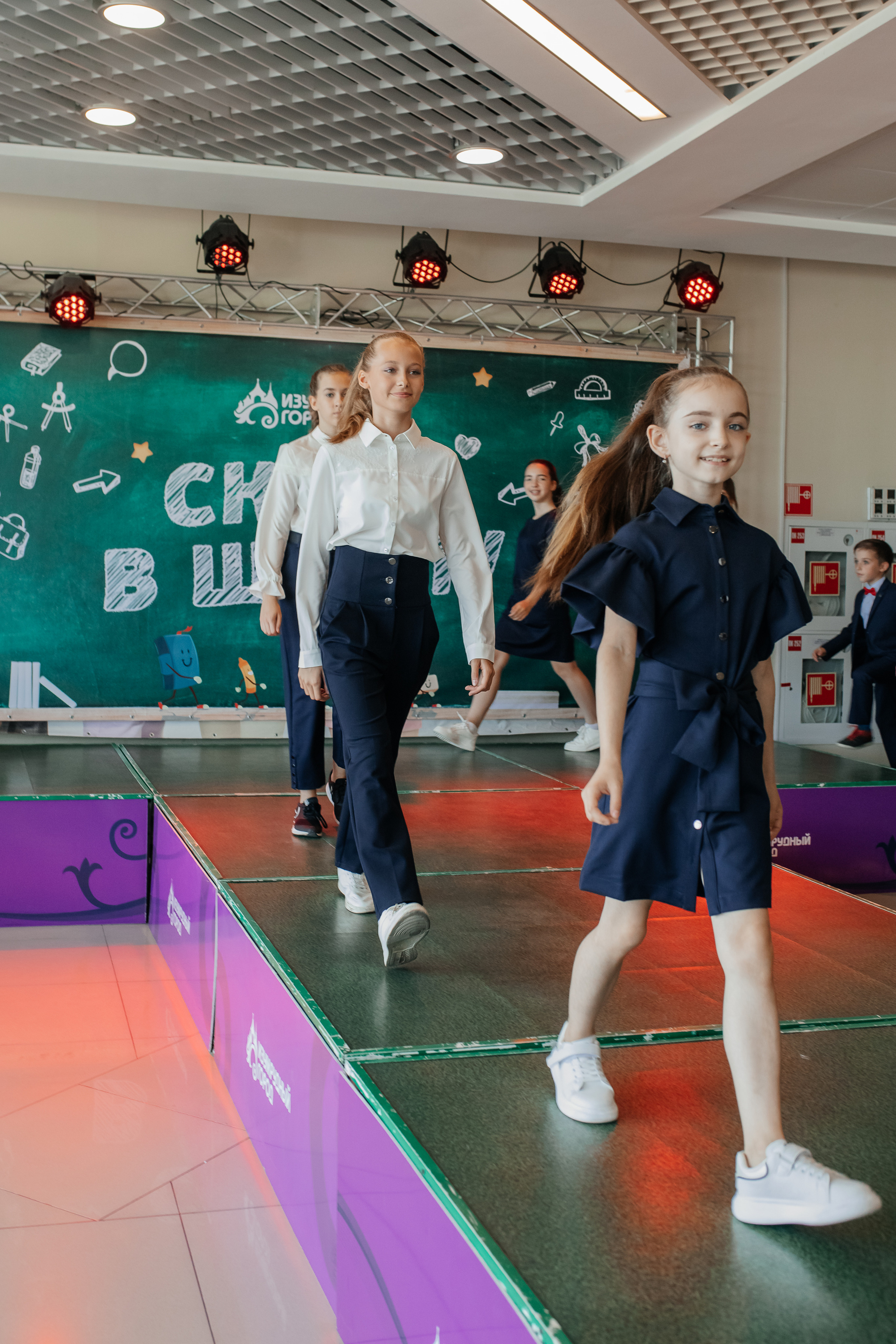 Показ «Скоро в школу» в Изумрудном городе. Семейный и свадебный фотограф в Томске Марилова Ольга