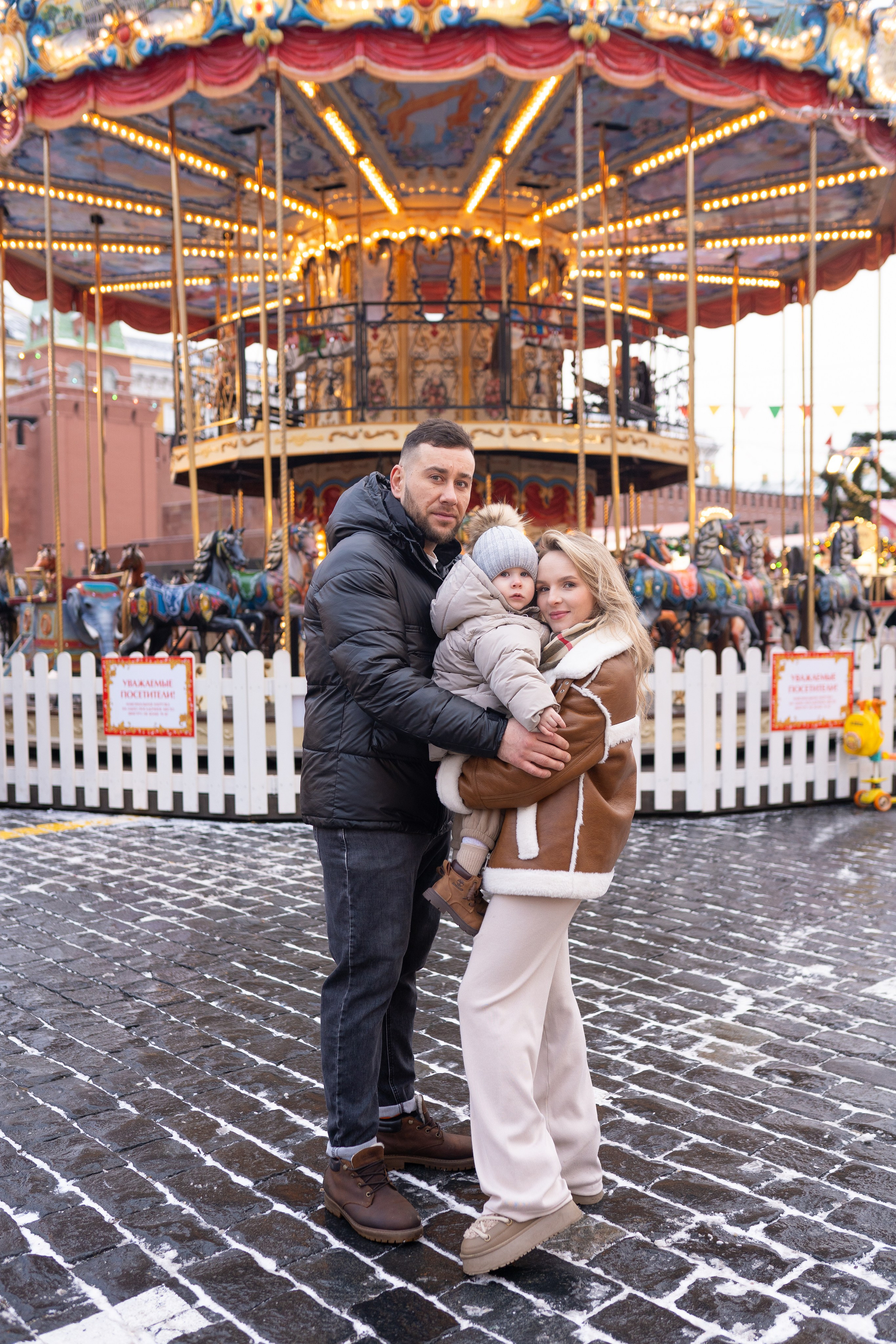 Павел, Егор и Наталия на ГУМ Ярмарке. Свадебный фотограф в Москве Анна Полушина