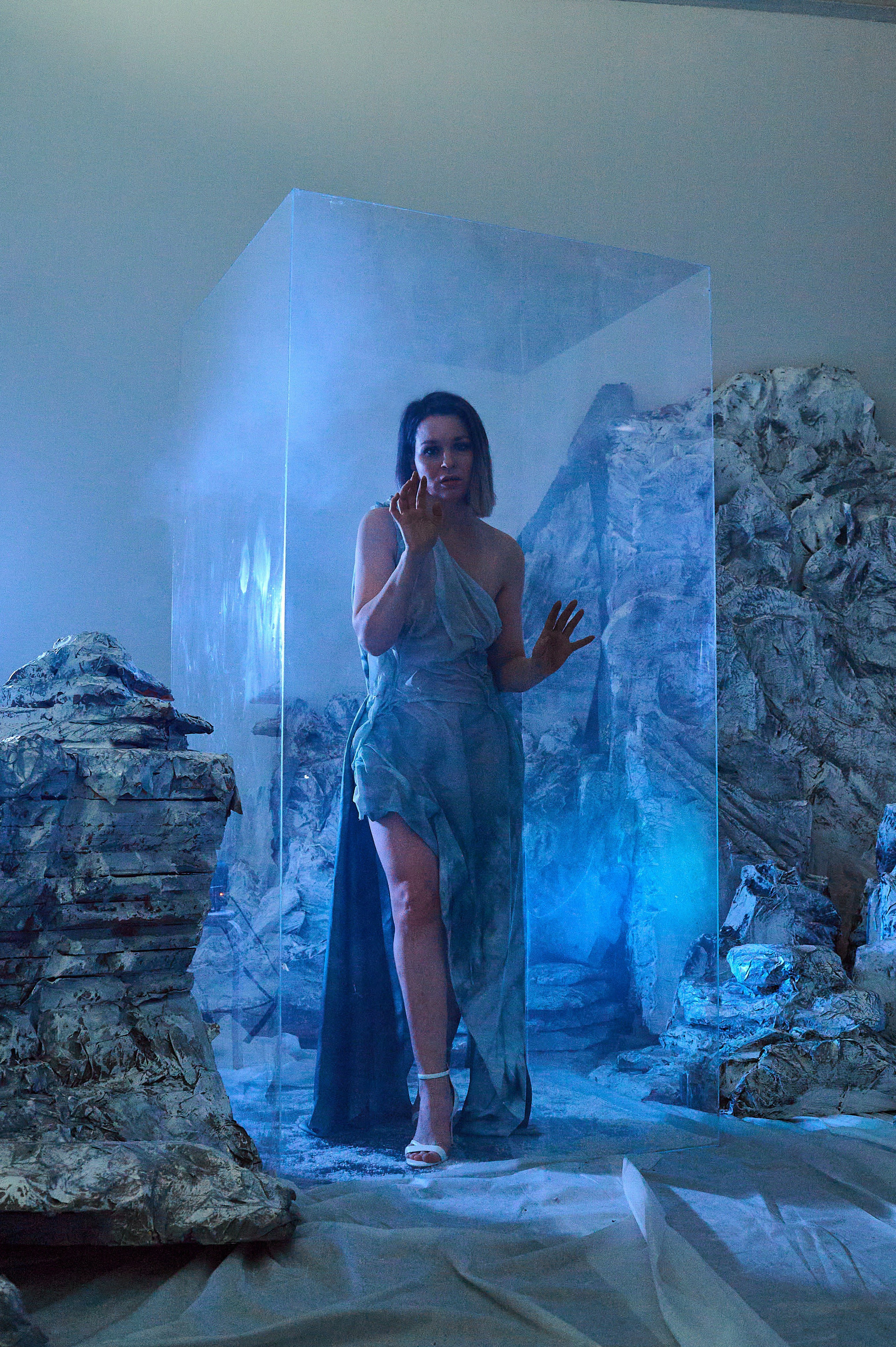 Фотосессия Ксении в декорациях «Лед» со стеклянным кубом