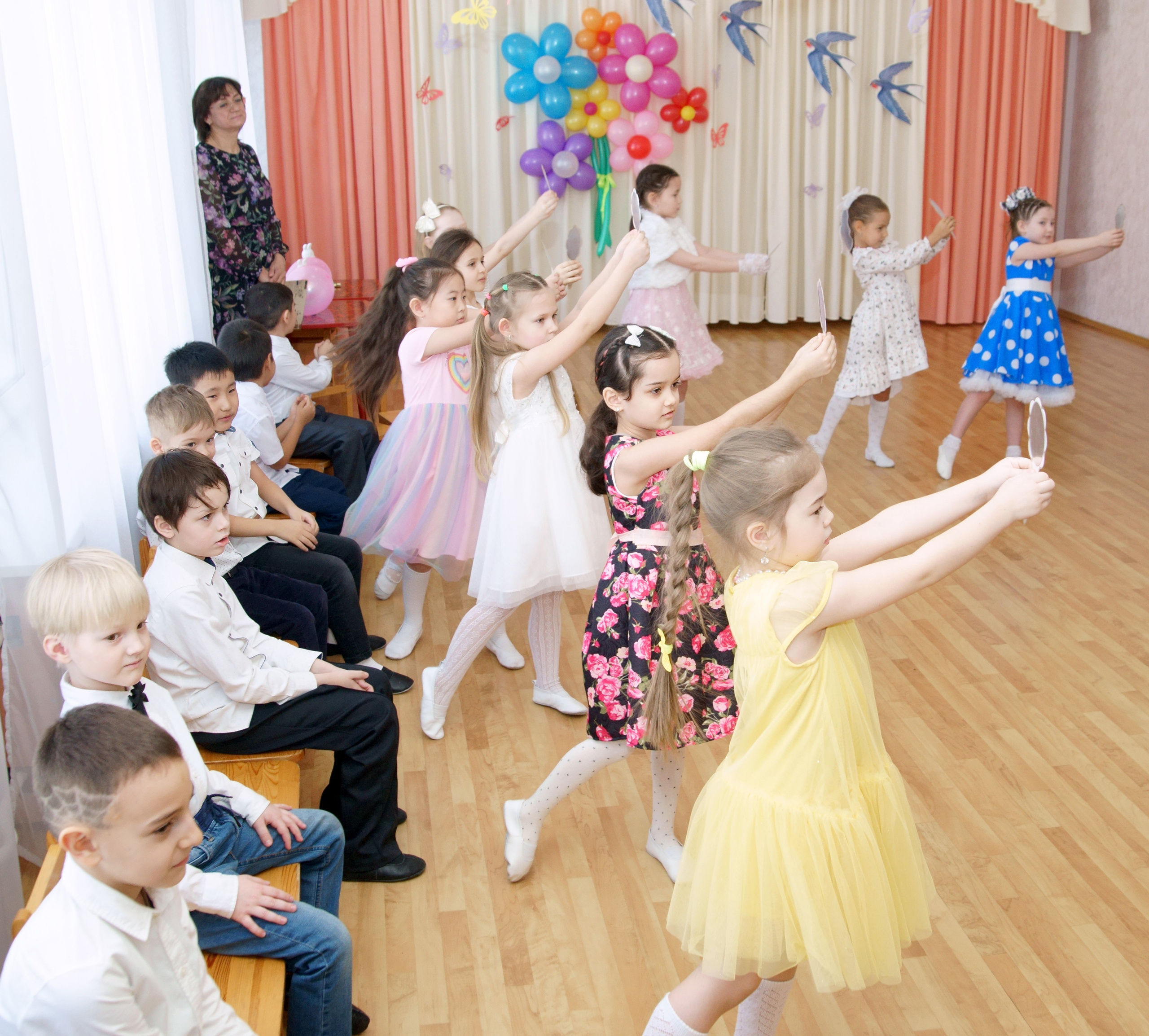 Съемка утренника в детском саду - девочки танцуют