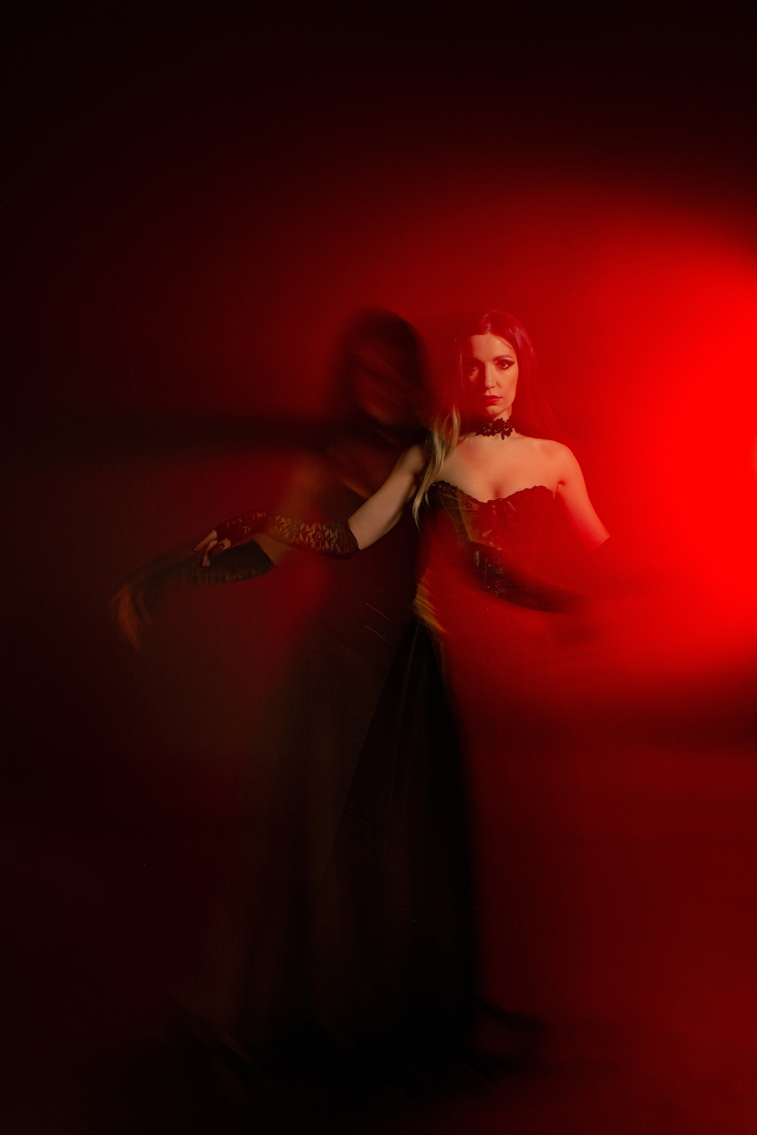 Цветовое путешествие: девушка окуняется в мир ярких красок и смешанного света, создавая уникальное фото