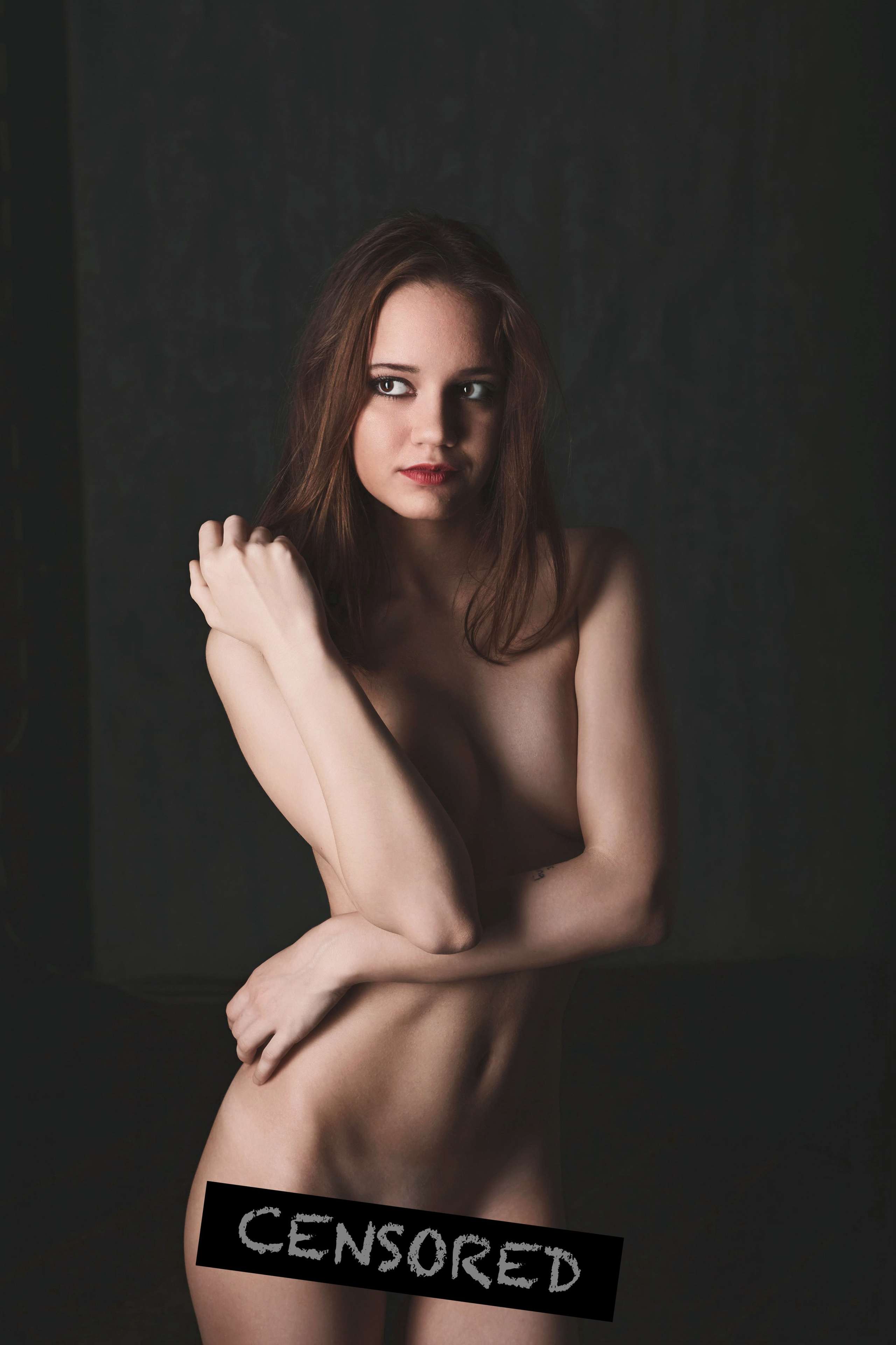 девушка позирует будуарному ню фотографу в студии Москвы
