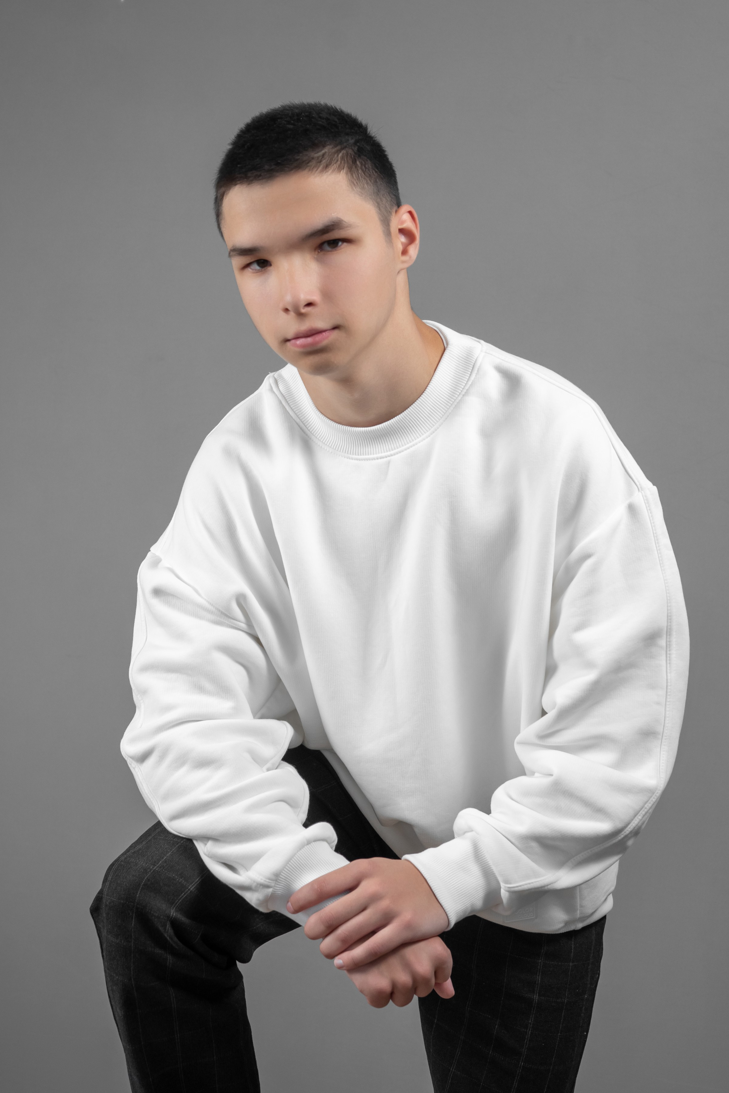 Портреты на сером  фоне. Ольга Плаксина фотограф в Саратове