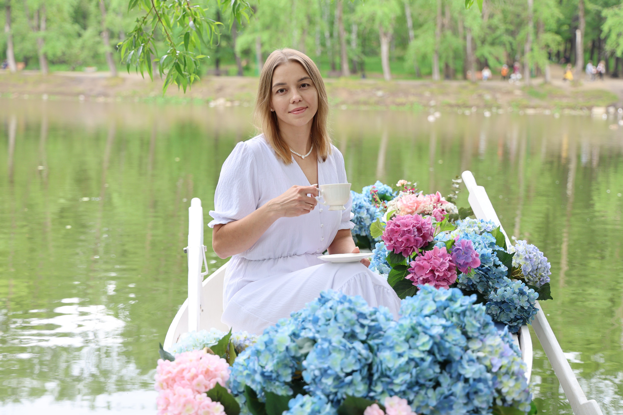 Фотосессия в лодке, лодка, озеро, платье, книга, шляпа, зонт, перчатки, весла, лето. Свадебный, семейный, женский и детский фотограф из Екатеринбурга