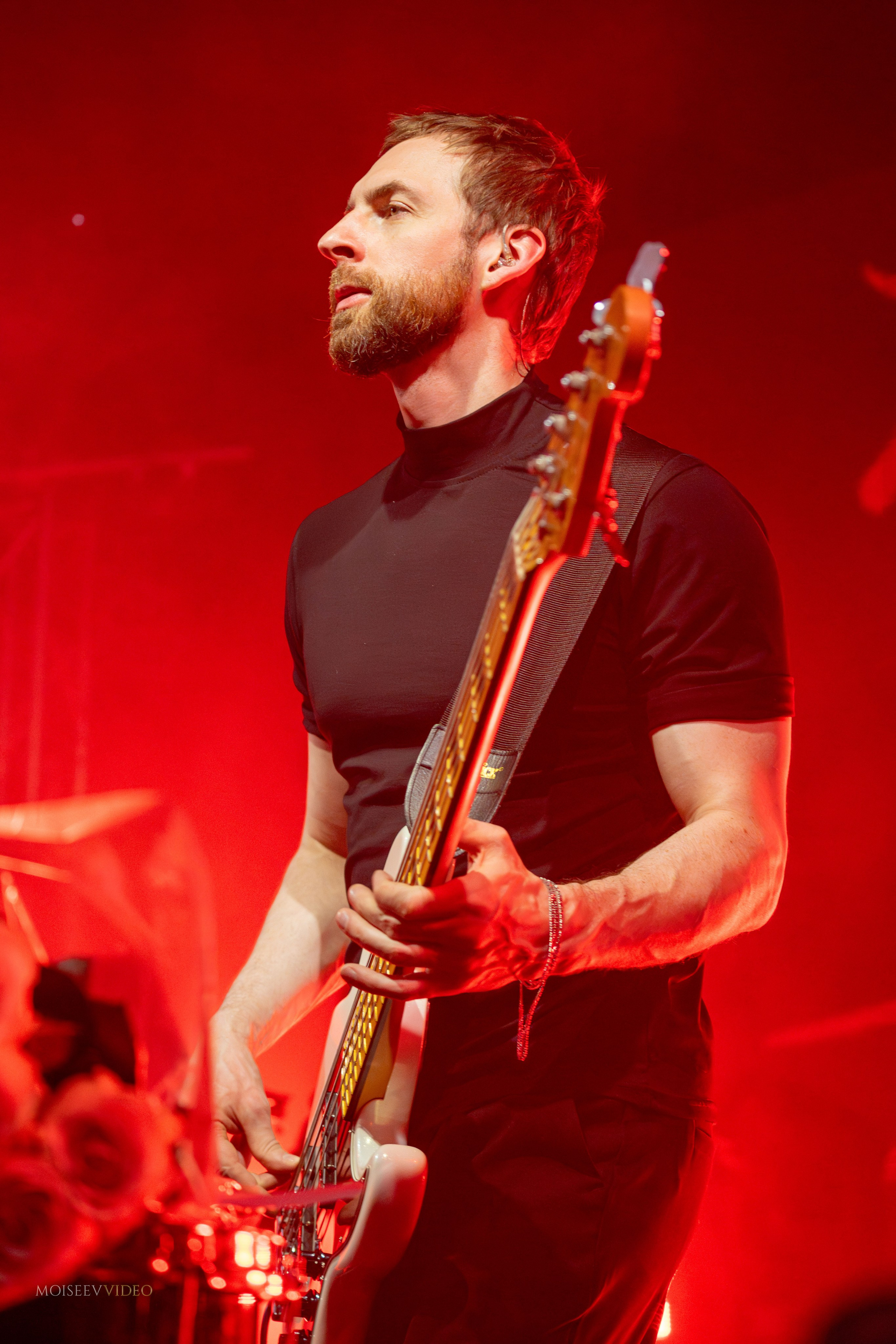 Гитарист басист группы Сурганова и Оркестр