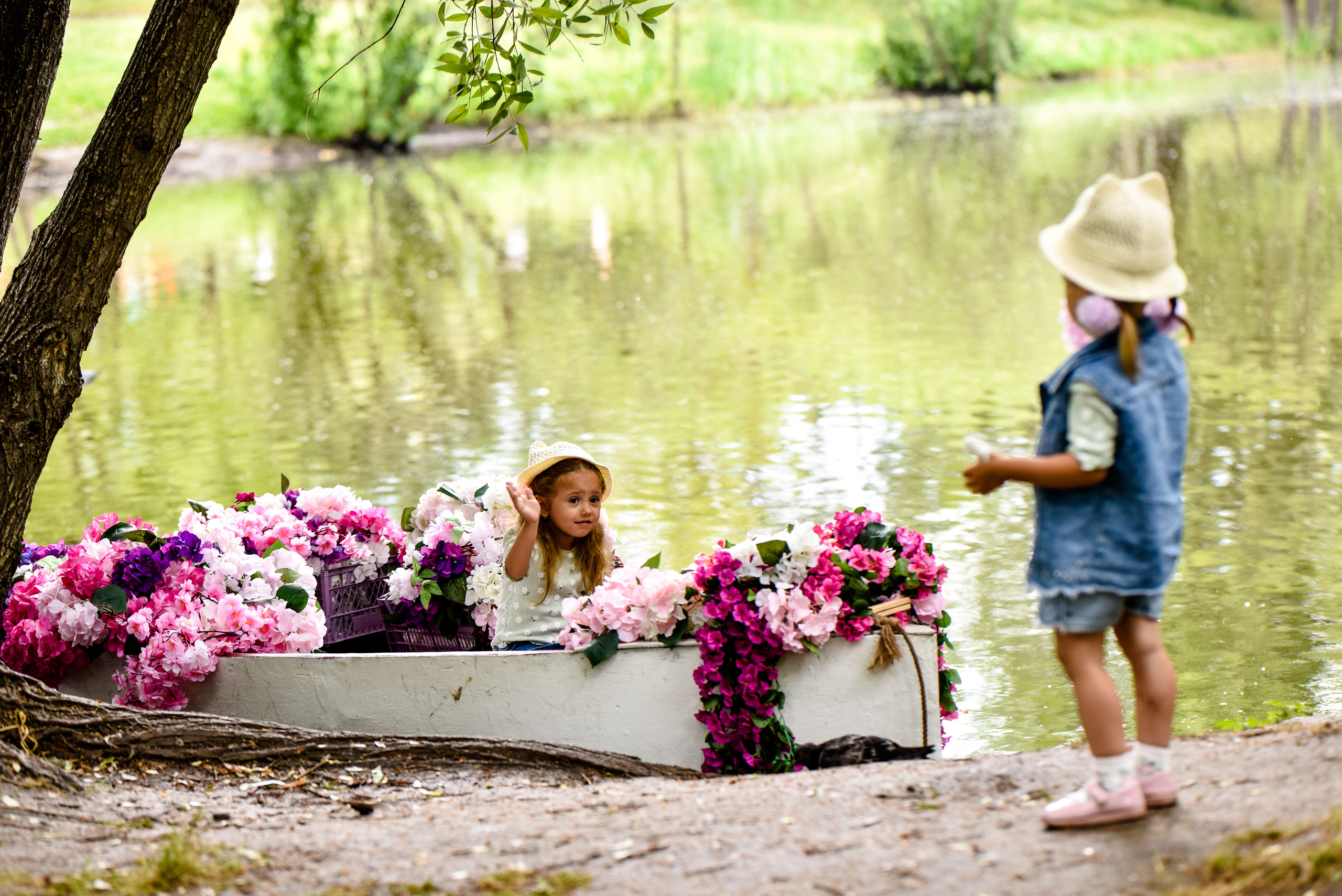 Красотки на лодке