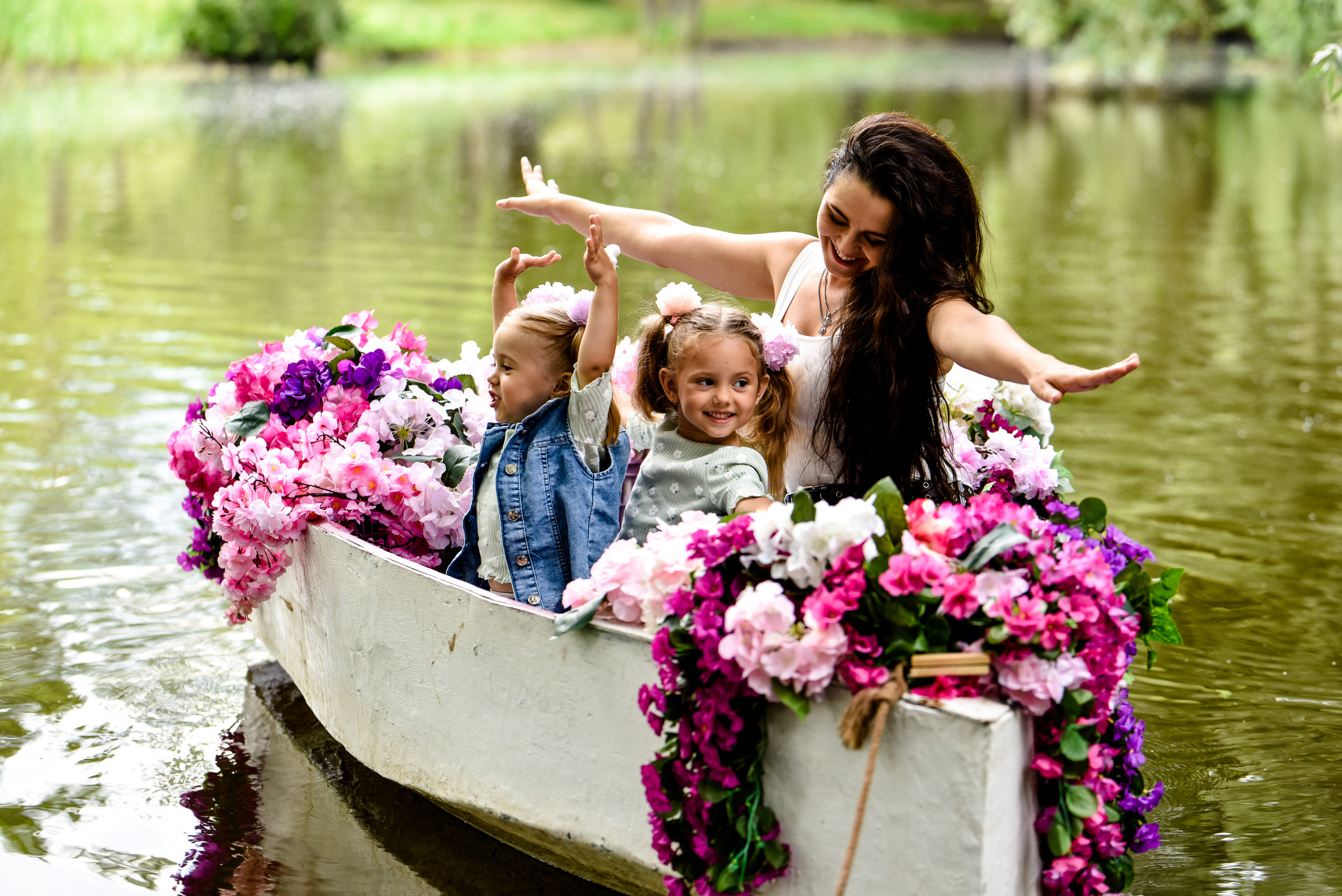 Красотки на лодке