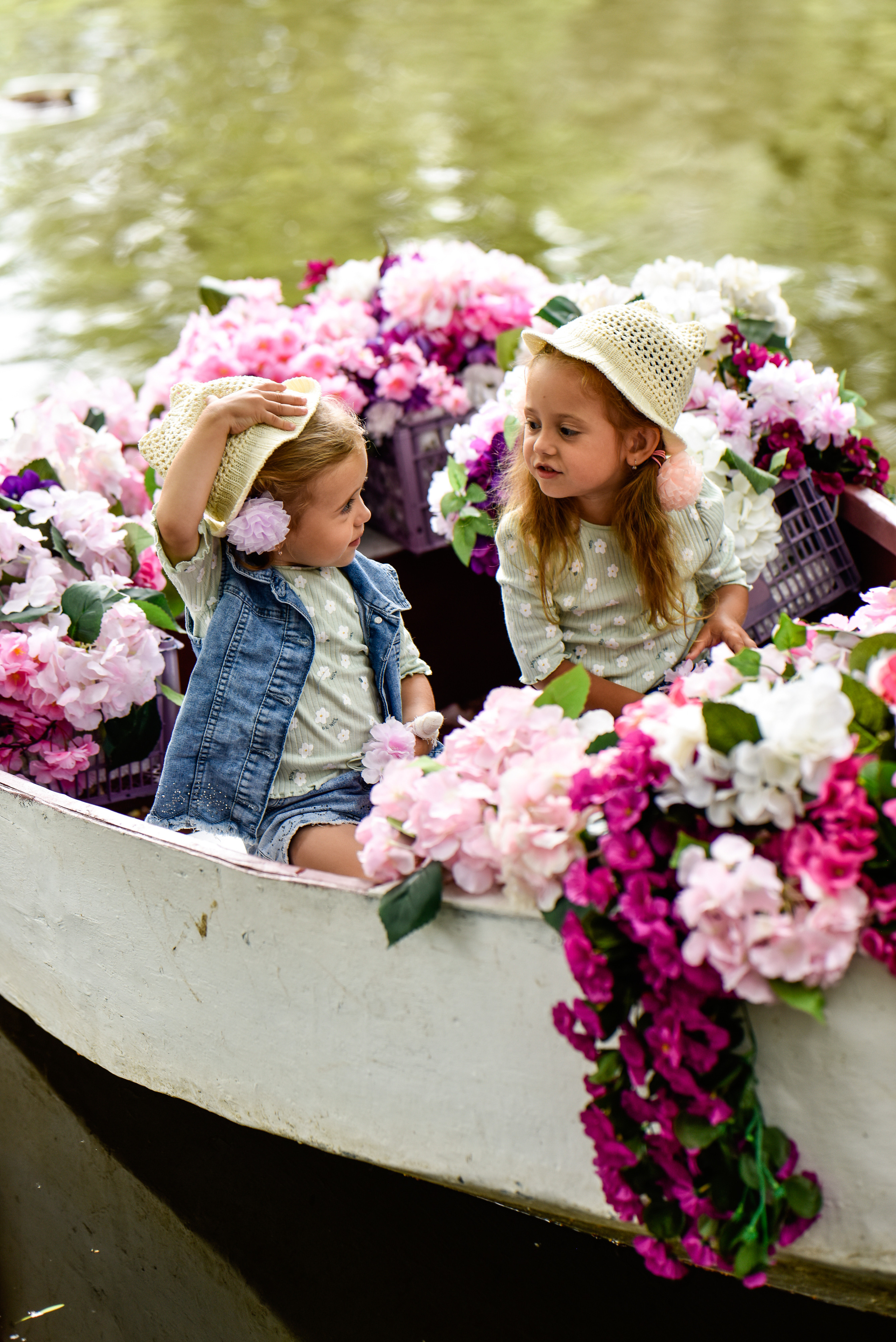 Красотки на лодке