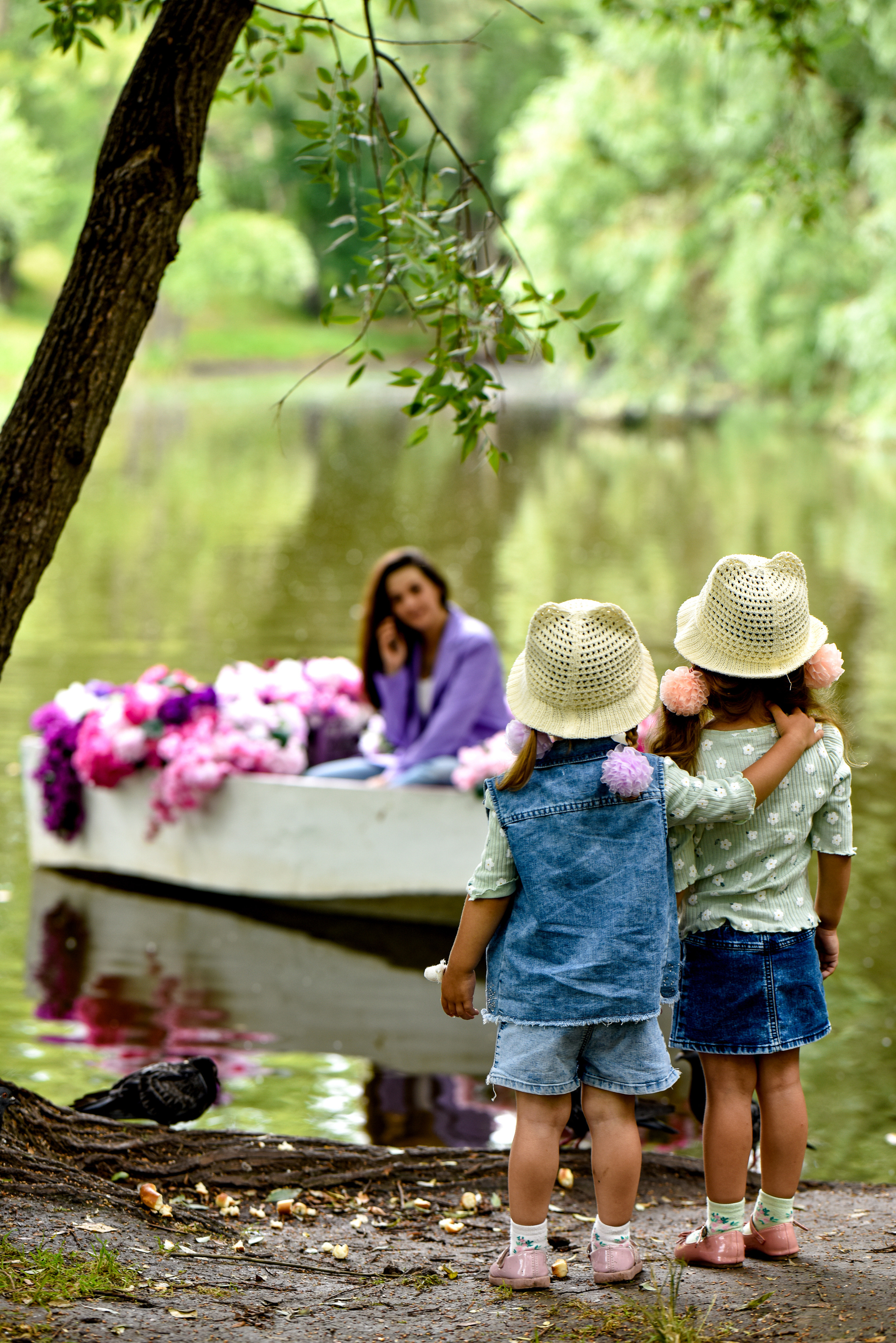 Красотки на лодке