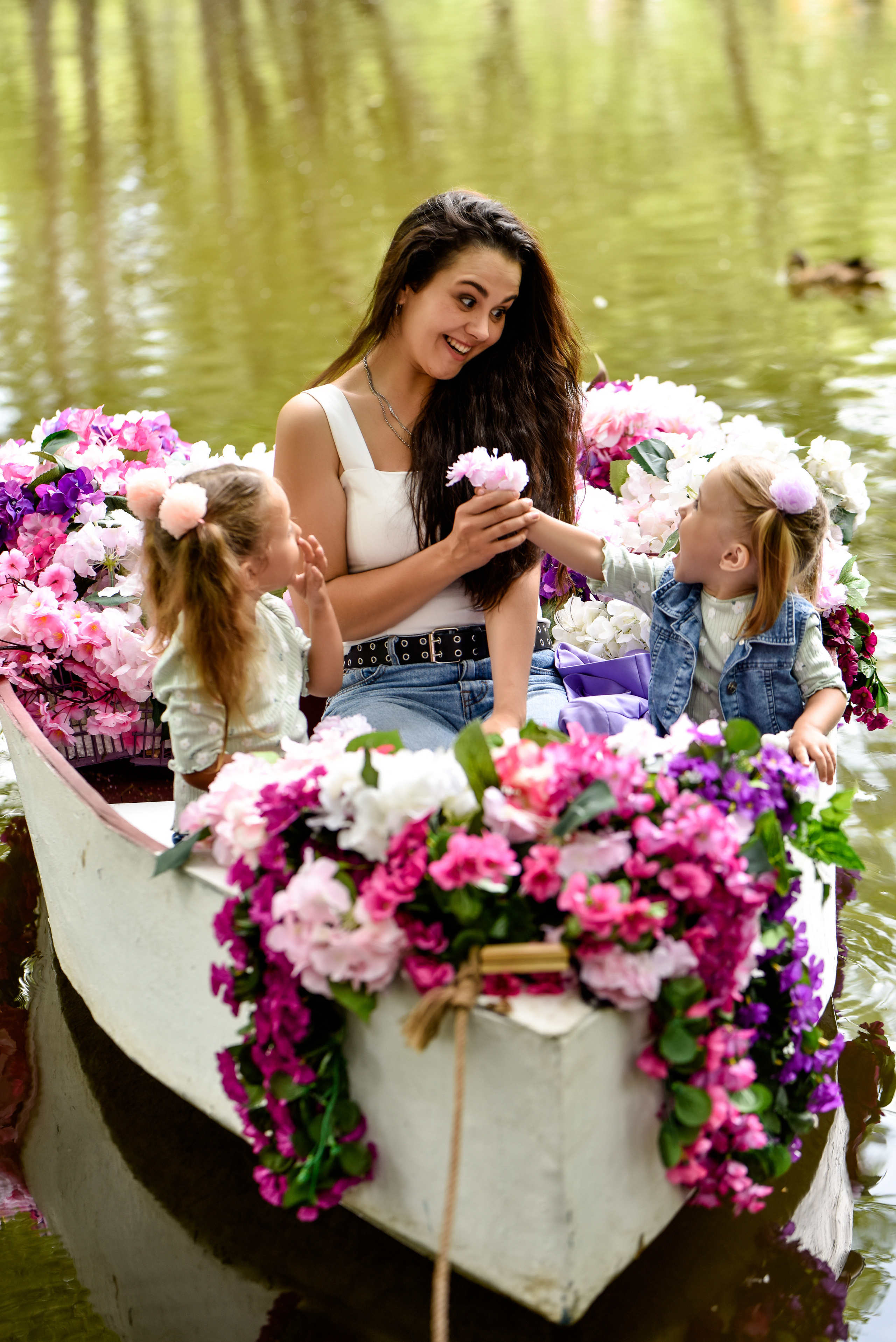 Красотки на лодке