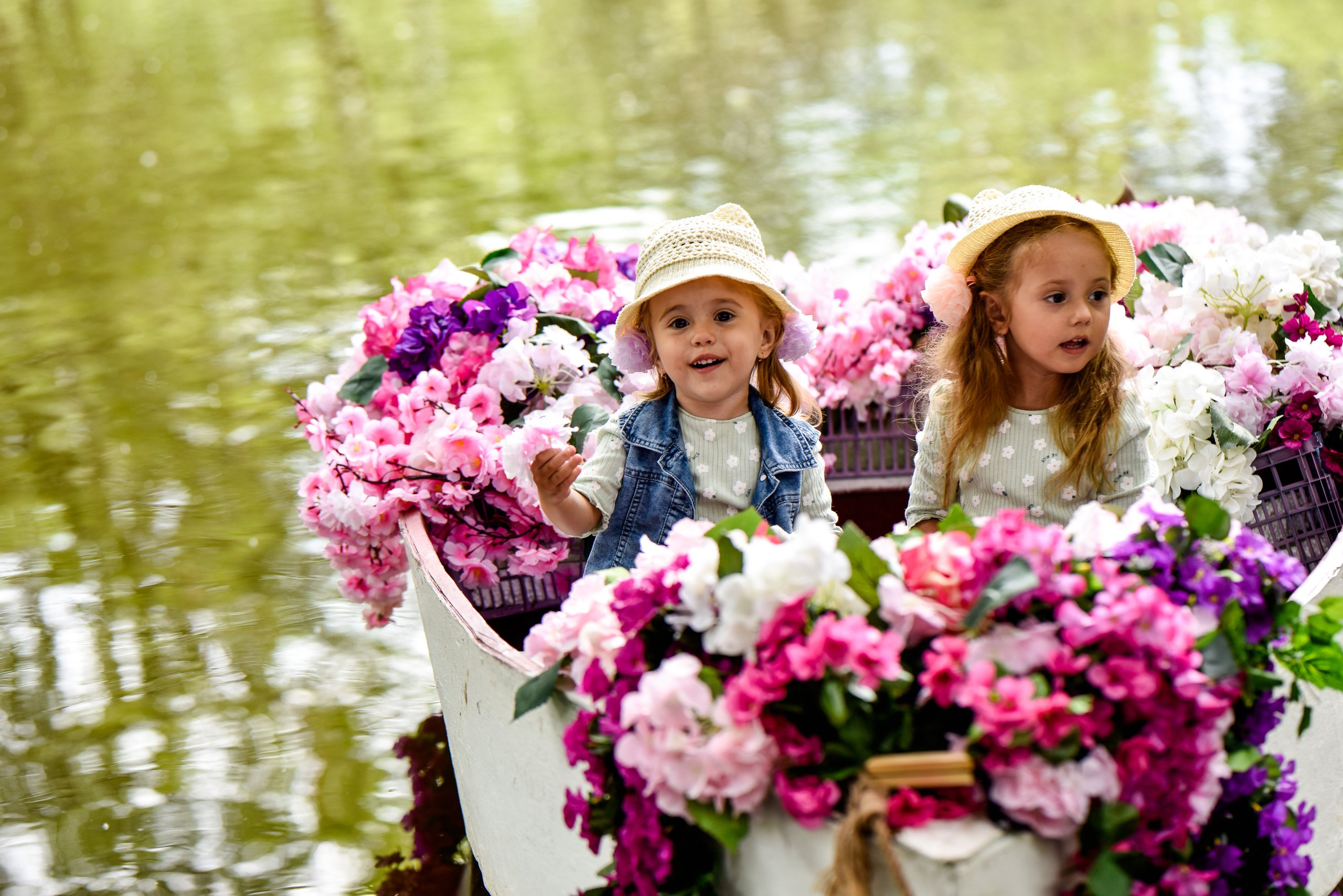 Красотки на лодке