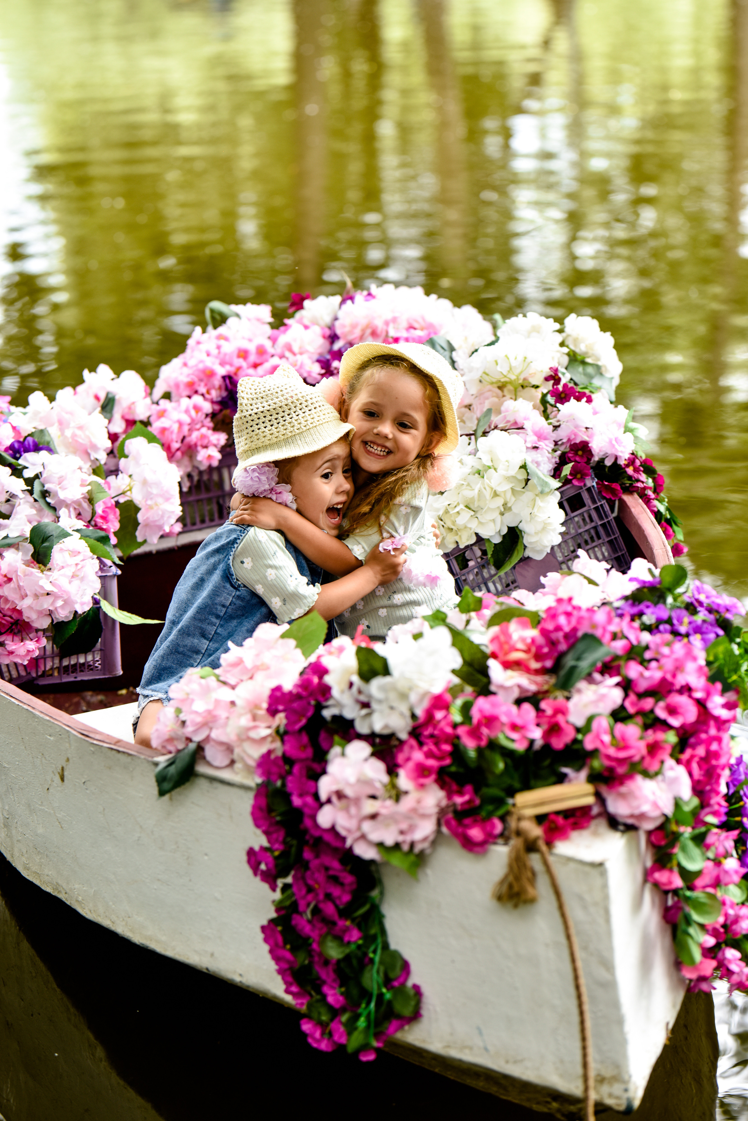 Красотки на лодке